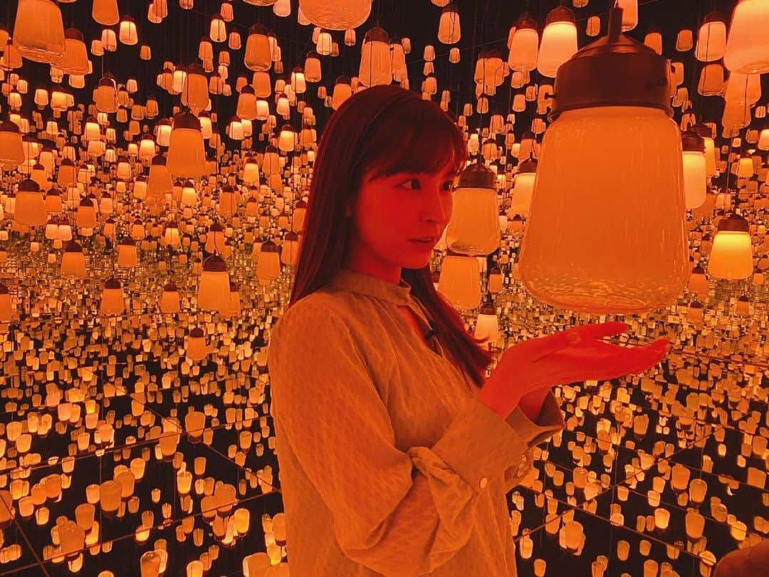 角谷暁子のインスタグラム：「今夜のTHE名門校。トップリーダーを生み出した名門校に迫っていきます。 私はチームラボ代表の猪子寿之さんにインタビューしてまいりました。 つなぎめのないシームレスな空間と、身体に染み渡るような音と光。 チームラボ初体験でしたが、こんな空間を生み出した猪子さんを育んだ名門校、どんな学校なのでしょうか。 MCの登坂淳一さんがキリンHD社長の磯崎功典さんにインタビューした模様も放送されます。 今夜10時、BSテレ東です。」