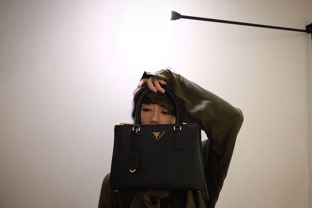水川あさみのインスタグラム：「プラダのアイコニックなハンドバッグ「プラダ ガレリア」　 飽きのこない美しい佇まいです。 #PradaGalleria @prada」