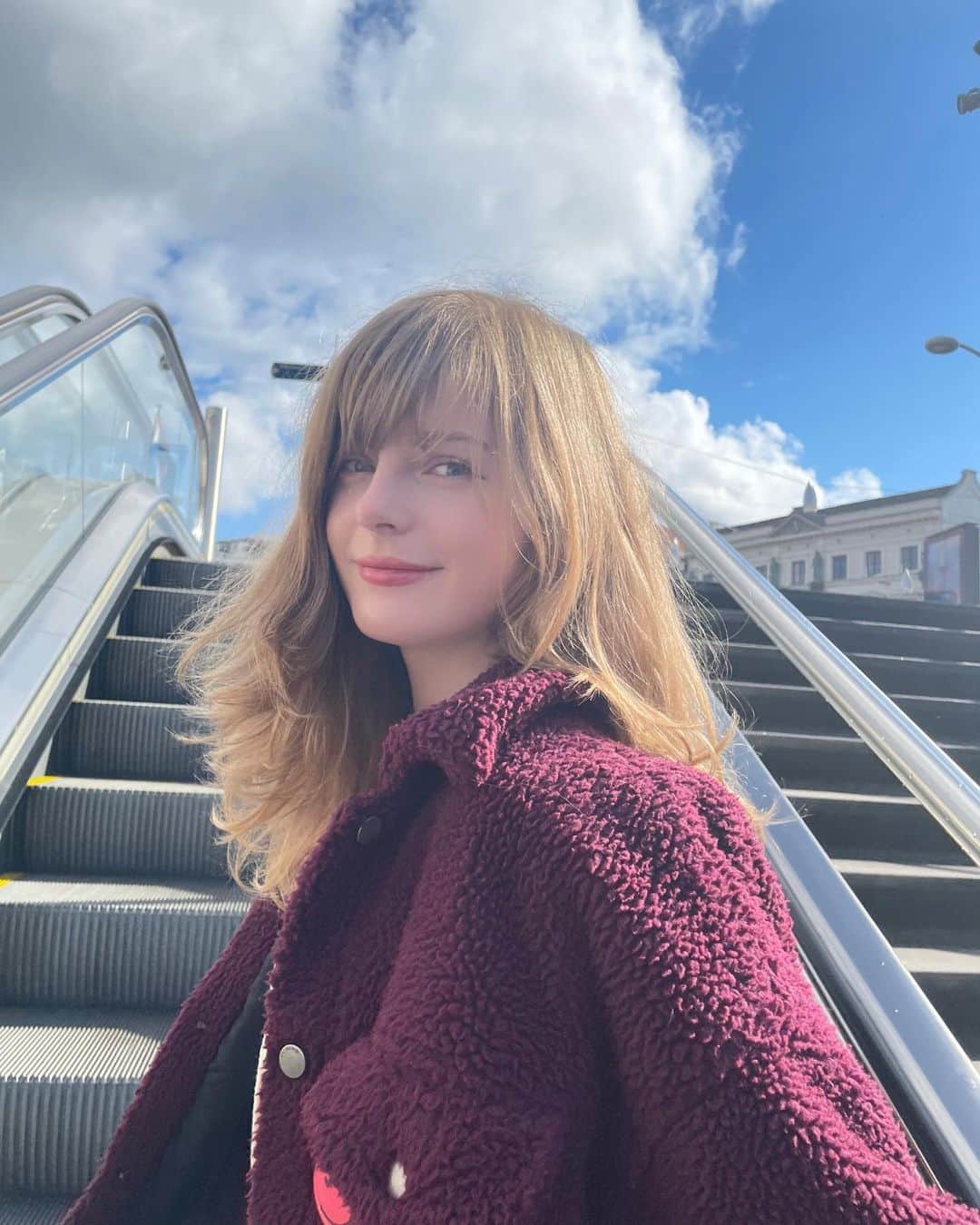 Ella Freyaのインスタグラム：「✨☀️ my hair is so fluffy now」