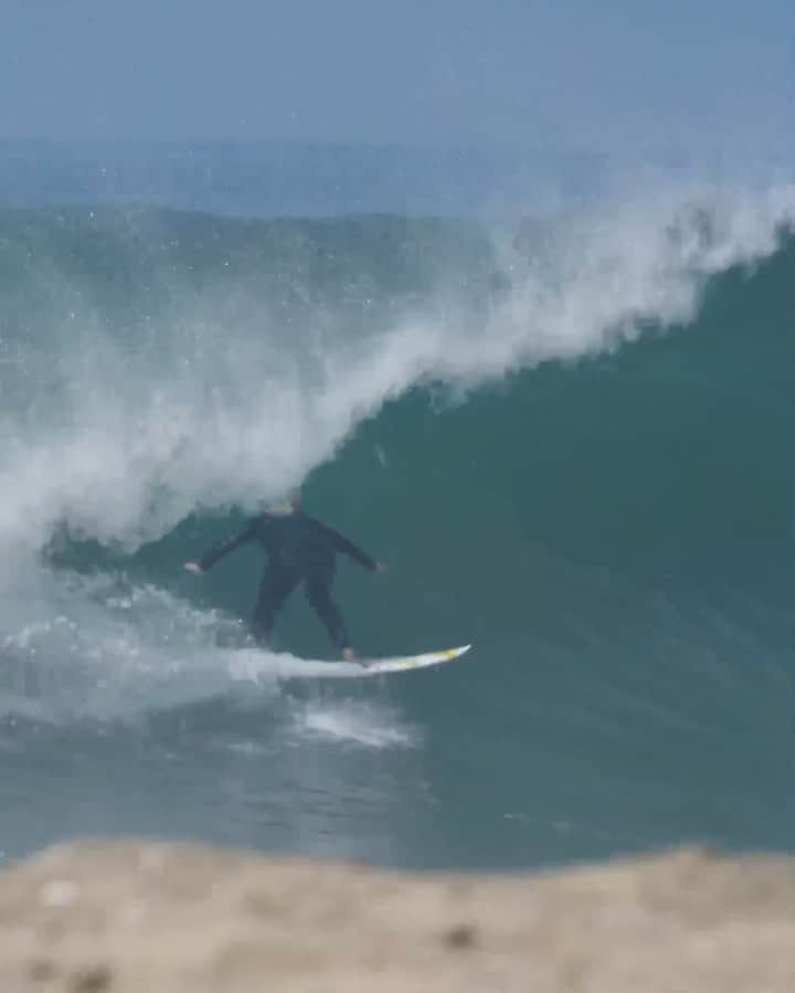 タティアナ・ウェストン・ウェブのインスタグラム：「nothing better than showing up to the beach and seeing barrels everywhere 😍🤩 // nada melhor do que chegar na praia e ver tubo para todo lado. 🤩😍 video @iconam」
