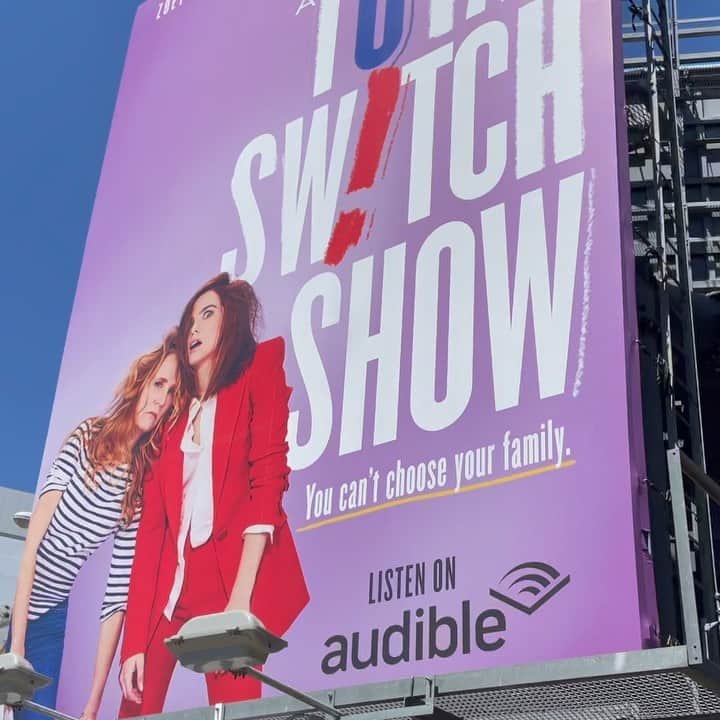 リー・トンプソンのインスタグラム：「When you drive on #sunset and see a poster of yourself and your grown ass daughter looking hung over. #atotalswitchshow @audible #goodtimes @zoeydeutch @teamcocopodcasts」