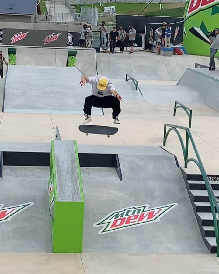 ヴィンセント・ミルウ のインスタグラム：「@dewtour 🤝 good times 💚」