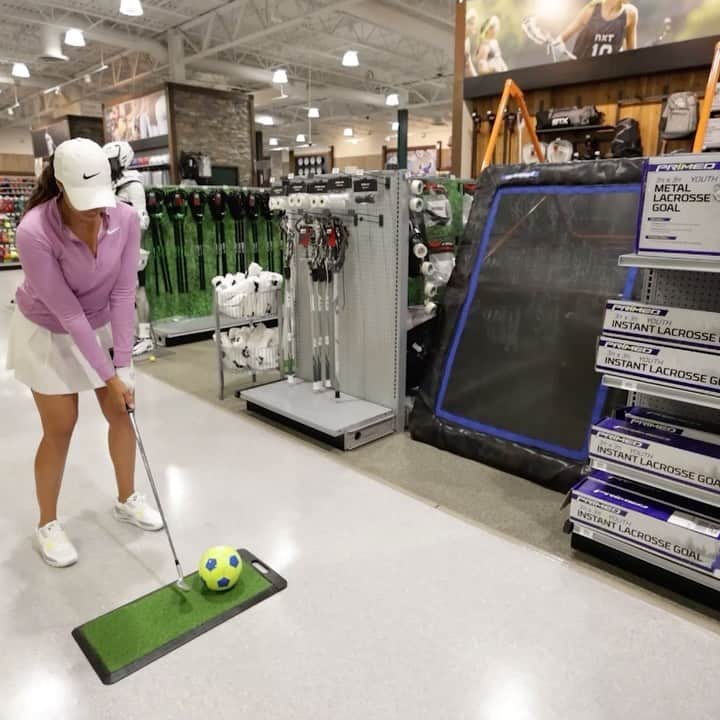 シャイエン・ウッズのインスタグラム：「Golf has taken me a lot of places over the years…and most recently it took me to @dickssportinggoods where I got to hit some epic shots like this with @gm__golf, @killatrav and @kyleberkshire. Check out the link in my bio for the full video. #dkspartner」