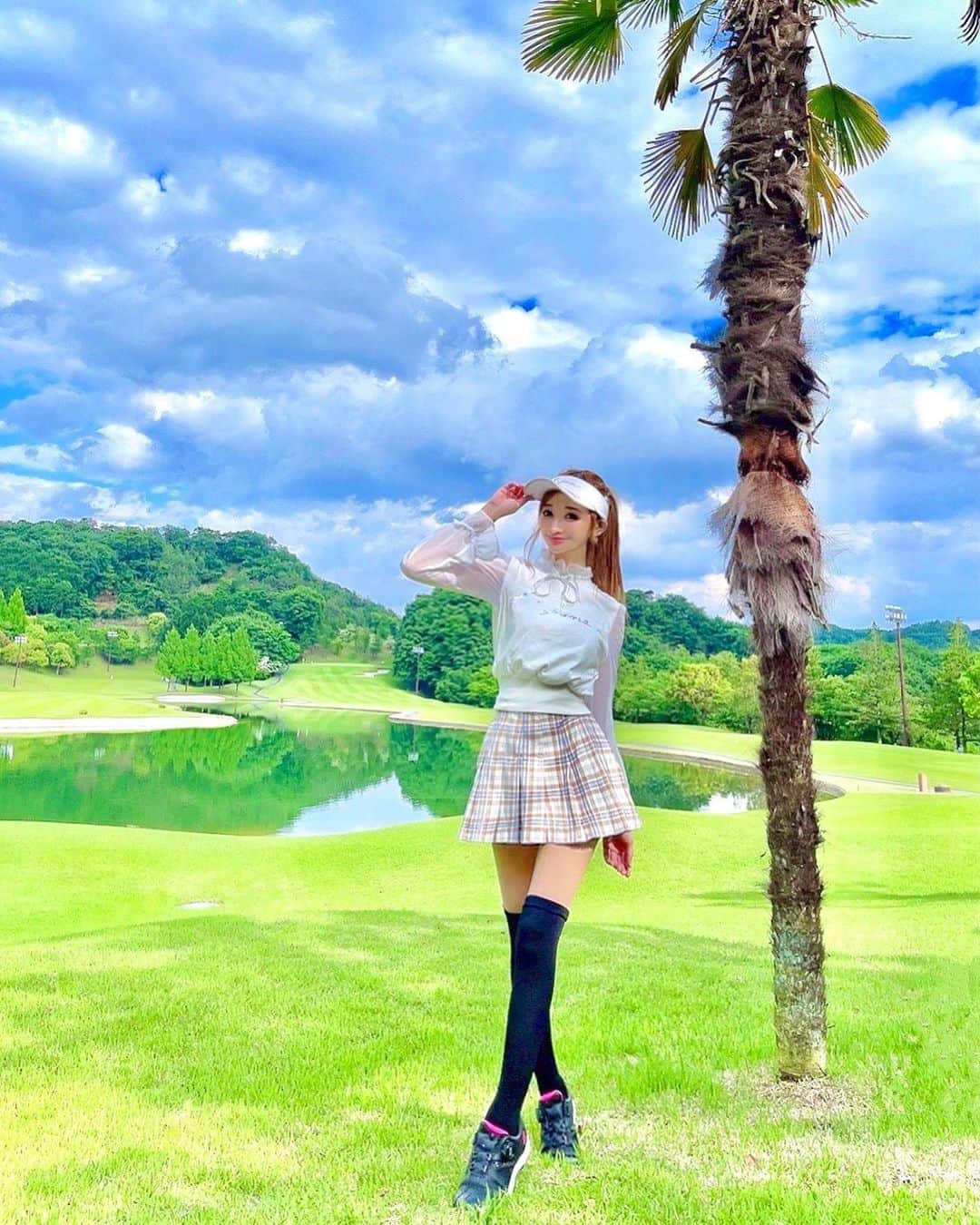 のインスタグラム：「#☁️#🌞#🌴#⛳️#🏌️‍♀️ ✨ #ゴルフ日和 🧡 午後はポカポカで気持ちよかった💚💙💖  人生初#コンペ 楽しかったです💖🏌️‍♀️⛳️🎵 関係者の皆様ありがとうございました🥰👏✨ 新作#ウエア も可愛すぎてテンションUP ⤴︎👚👗💋 #🔰 #ゴルフ #ゴルフ女子 #ゴルフコーデ #アンバサダー #咲コーデ💋  #咲ゴルフ⛳️🏌️‍♀️」