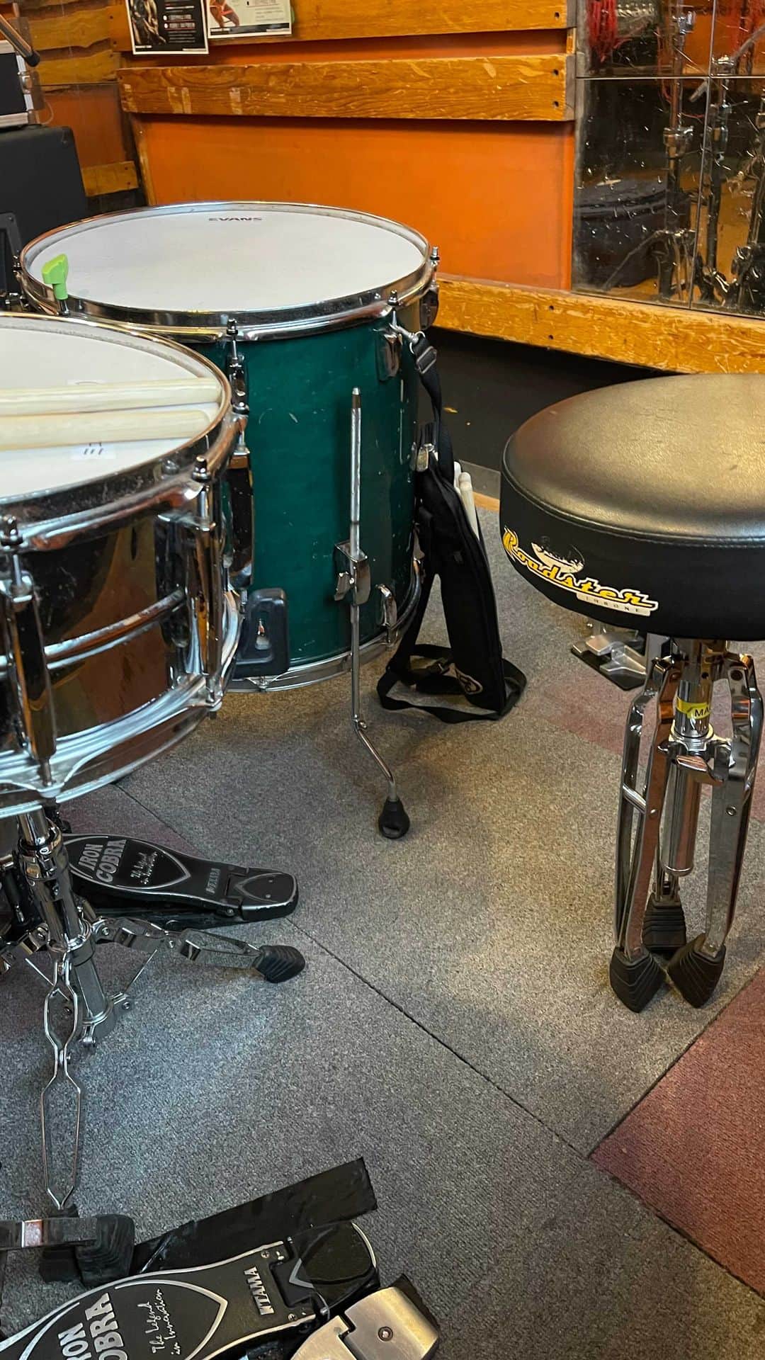 REIJIのインスタグラム：「ドラムの椅子を畳むととても良い体幹トレーニングになります。バランス崩してミスってるとこもありますがw良かったら見てね！  あ、あと危ないので真似しないでください。怪我しても責任は取れません。  #drum #drummer #drumforlife #ドラム #ツインペダル #TAMA #zildjian #体幹 #トレーニング #practice #UPPER_JAPAN #THENUMBERZERO #melodichardcore #loudrock #metal #coretraining」