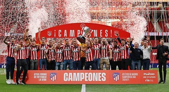 ヤニック・フェレイラ・カラスコのインスタグラム：「Despues de una temporada muy intenso, ahora podemos respirar.. Tenemos la copa en la casa Roja y Blanca 🔴⚪️ Gracias a todo vosotros !#aupaatleti @atleticodemadrid」