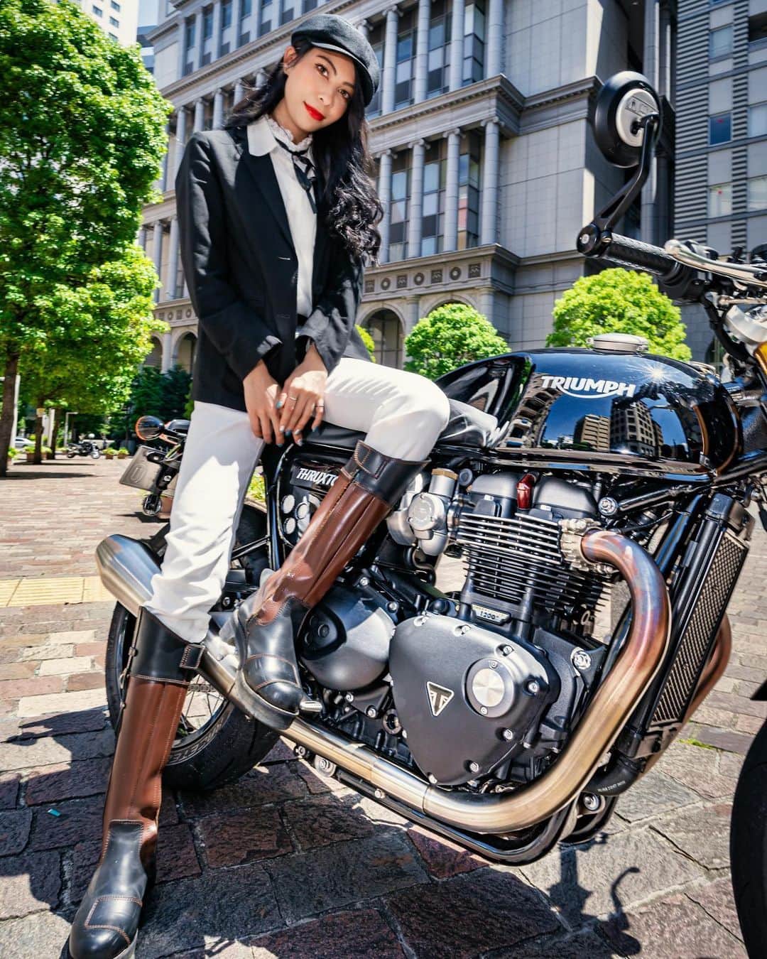 CAMIRAのインスタグラム：「🎩DGR🎩 前立腺癌で苦しんでる人が世界中にたくさんいることを知って、そのための研究、メンタルヘルスのサポートをしてチャリティーに意識を高めることは素晴らしいなって、微力ながらこのイベントを応援したいしよりたくさんの人に知ってもらいたい！ この日はテーマに沿ったファッションで街中をソロで走ってきました！いろんな場所に寄り道したのでまた少しづつ載せていきます☺️🙌  Distinguished Gentleman's Rideオフィシャルスポンサー @OfficialTriumph @triumph_motorcycles_japan  #TriumphDGR#DGR2021#DGR#ForTheRide#トライアンフDGR#トライアンフ#スラクストン#バイク女子#バイク写真部#バイク好きな人と繋がりたい」