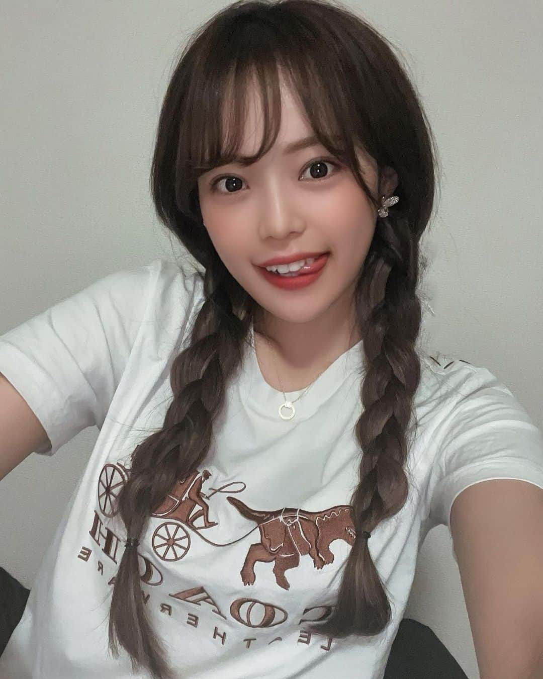 SERINAのインスタグラム：「昨日のwith liveは三つ編みにしてみたよ👒💗﻿ ﻿ 1ヶ月振りに皆んなと話せて﻿ 本当にすっごくパワーもらえた😭😭﻿ 皆んなのちょっとした変化だったりが﻿ 画面越しに分かったり﻿ 色んなお話が聞けて幸せな時間だったよ〜🥰🌹﻿ いつも本当にありがとう🌼🌈﻿ ﻿ #cyberjapan#cyberjapandancers#cjd_serina」