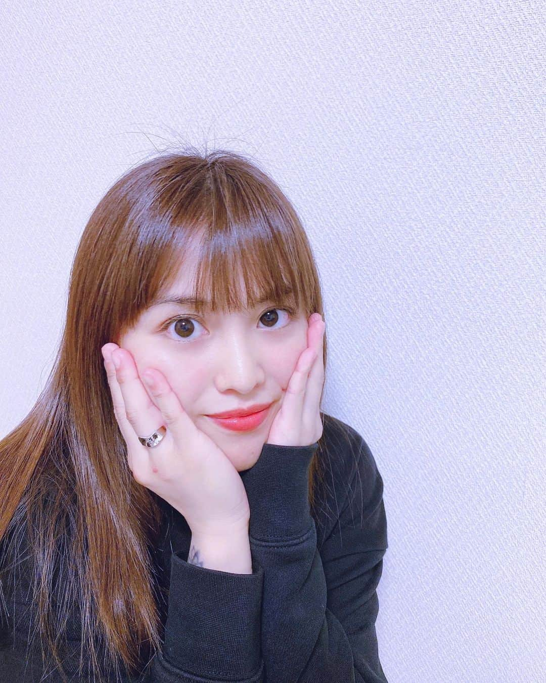 山崎桃子のインスタグラム：「アホ毛  #必殺小顔ポーズ  #丸顔は隠せず #卍も隠せず #拳ダコも隠せず #こんなんですが  #生きてます」