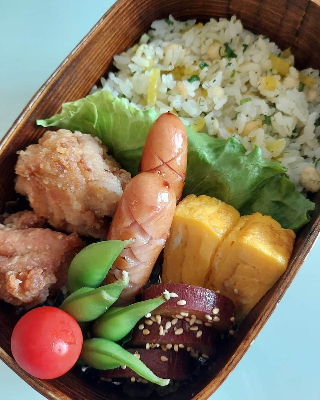 佐藤純さんのインスタグラム写真 - (佐藤純Instagram)「今日のお弁当🍱  ご飯は、たくあんと天かすと青のりとめんつゆ、和風だしで混ぜ混ぜ。  たくあんとか全く食べない息子もこれなら食べる。  たくあん…入ってることに気づいているのか？気づいていないのか？は謎。。。  そして、今日のさつまいもを煮たやつは、娘が作りました😊  #お弁当 #中学生弁当 #たくあん #天かす #青のり #さつまいも #まげわっぱ  #まげわっぱ弁当 #ママ #ママモデル #モデル #mama #mamamodel #model」5月24日 19時15分 - junsatoidea