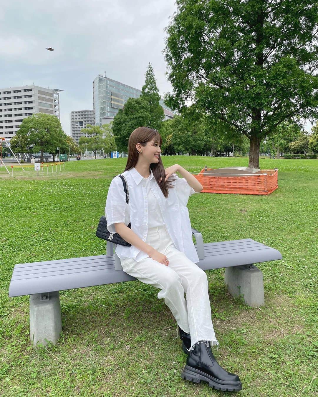生見愛瑠さんのインスタグラム写真 - (生見愛瑠Instagram)「白80%の私服なんて着ていくもんだから ご飯食べるたびにまねね達が よだれかけらしき物を貸してくれました お陰で真っ白のまま🥚🥚🥚   #めるのふく」5月24日 19時38分 - meru_nukumi