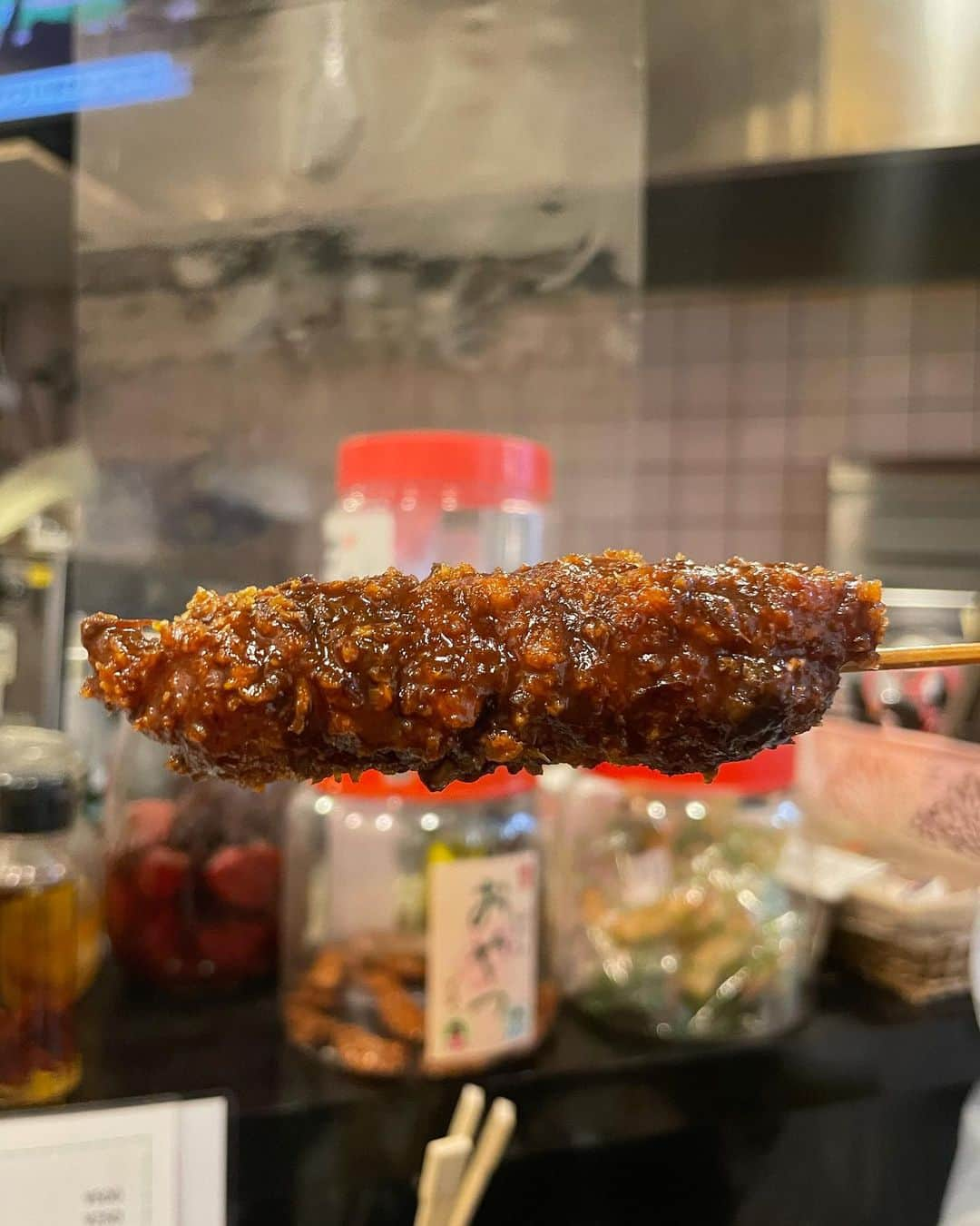 なかねかなさんのインスタグラム写真 - (なかねかなInstagram)「🍴【串平】 愛知県名古屋  名古屋といえば味噌カツにどて煮、、 今日の #1口グルメ は名古屋名物を一度に味わえる最高な居酒屋です🥺🧡 大須商店街の中にあるカウンターのみの小さな居酒屋で美人ママがお出迎えしてくれます🥴 名古屋行ったら絶対に食べたいと思っていた味噌カツ、どて煮、それにお酒を加えたちょい呑みセットなるものがあるんだけど やばいね。味噌カツって。 こんなに美味しいと思わなかった😭😭 味噌カツ1本のサイズは小さめで、少なめの量でいろんなものを沢山食べたかったわたしとしてはサイズも量も味も完璧でした🥲🧡 こういう雰囲気の居酒屋は味間違いないし大好き🥺」5月24日 19時46分 - nknknk1206