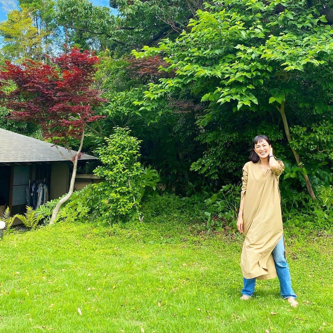 板谷由夏 さんのインスタグラム写真 - (板谷由夏 Instagram)「梅雨の合間、爽やかな素敵な月曜日！ お日様ってありがたい。 風通しの良い場所でロケ。 リフレッシュ〜〜〜」5月24日 20時01分 - yukaitaya