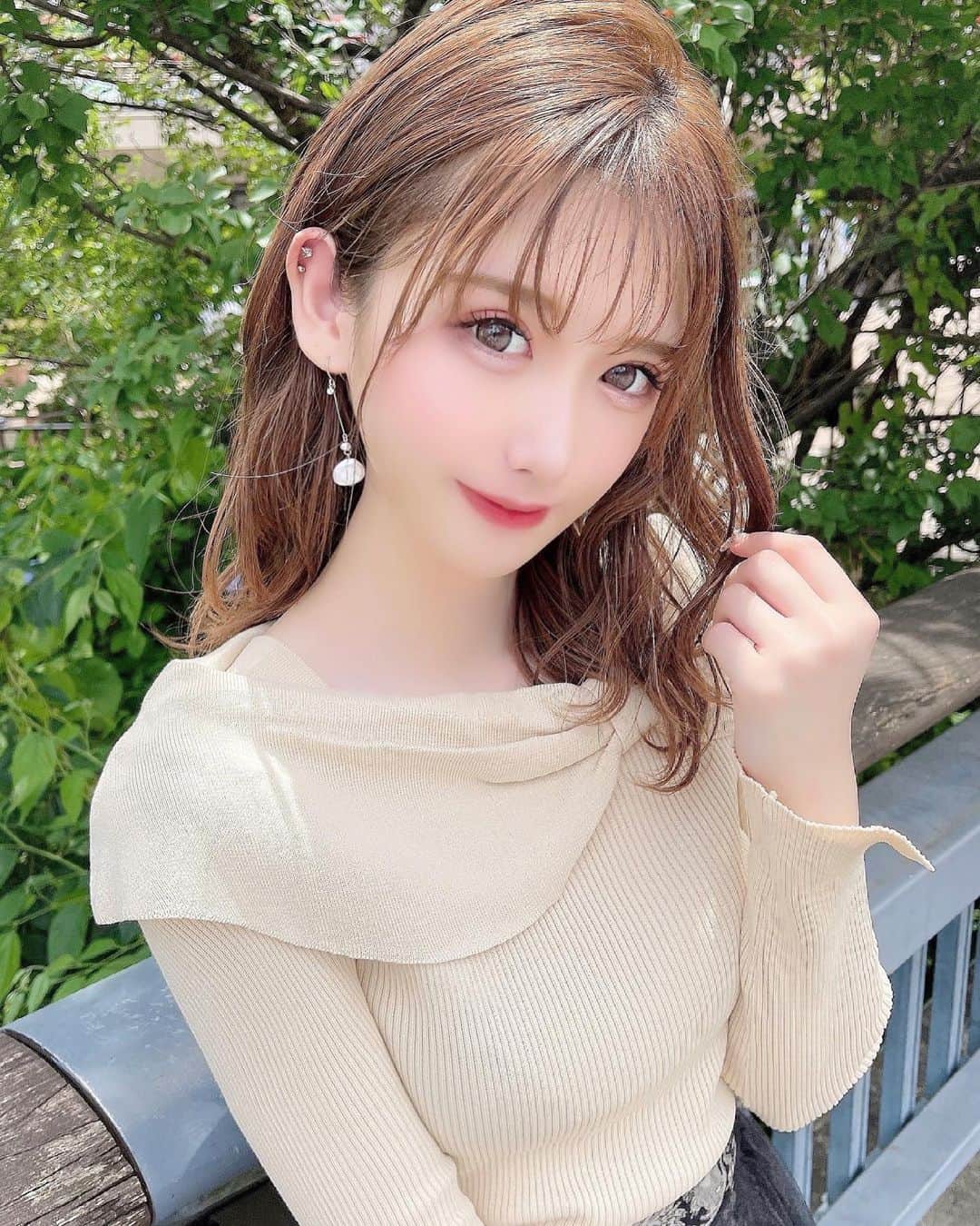 ゆうめろさんのインスタグラム写真 - (ゆうめろInstagram)「・ ・ 今日はいい天気だったね🌞💭 千葉ちゃん ( @chibachaan )にヘアセットしてもらったよ！ 周りの人からも好評で嬉しかった🥰✨💭 急に仕事が入った時に忙しい中、 時間空けてくれてヘアセットして頂きありがとうございます😢 ヘアセットが可愛いと自分に自信が持てる💕 ・ 今日のトップスは @dolly_officialshop だよ！ リボントップスになってて可愛い(๑´༥`๑) ・ #サロンモデル  #ヘアアレンジ  #ミディアムボブ」5月24日 20時07分 - yk.o0