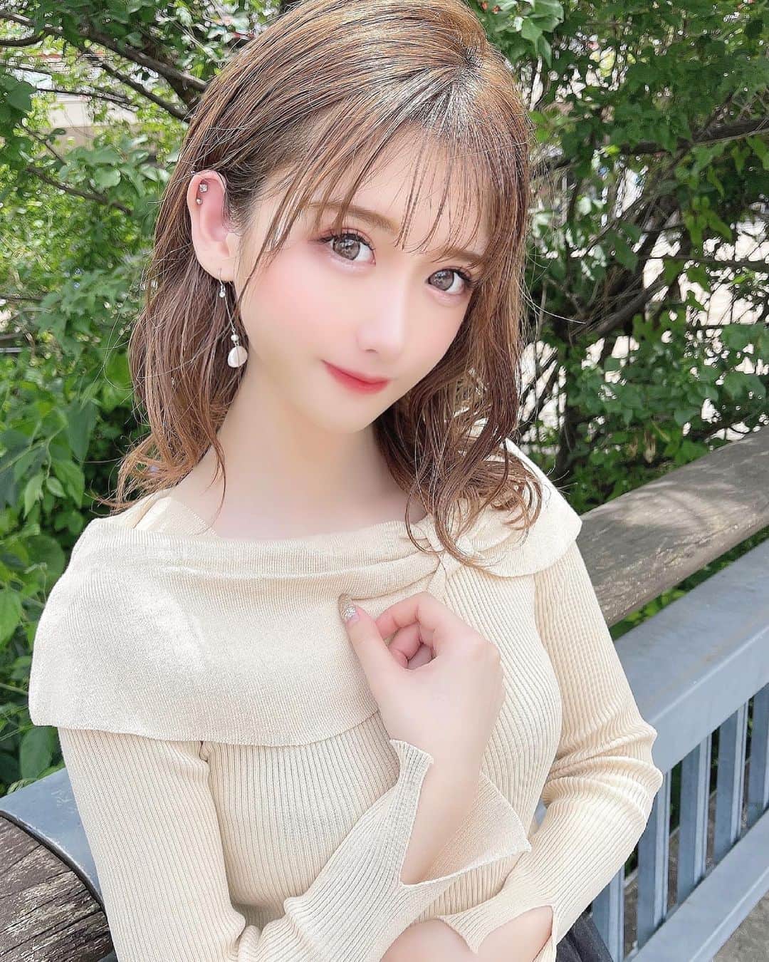 ゆうめろさんのインスタグラム写真 - (ゆうめろInstagram)「・ ・ 今日はいい天気だったね🌞💭 千葉ちゃん ( @chibachaan )にヘアセットしてもらったよ！ 周りの人からも好評で嬉しかった🥰✨💭 急に仕事が入った時に忙しい中、 時間空けてくれてヘアセットして頂きありがとうございます😢 ヘアセットが可愛いと自分に自信が持てる💕 ・ 今日のトップスは @dolly_officialshop だよ！ リボントップスになってて可愛い(๑´༥`๑) ・ #サロンモデル  #ヘアアレンジ  #ミディアムボブ」5月24日 20時07分 - yk.o0