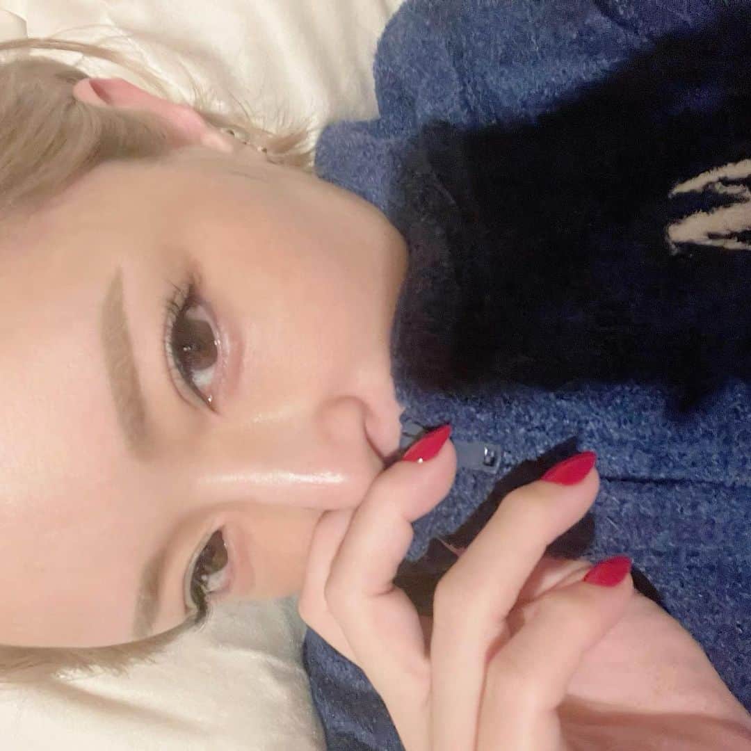 のインスタグラム：「怒涛の数日間が終わり今日は泥。。。  今の時代になって、自身での選択はより必須で、出会いや別れが増え続けて行くなか、本人以外がそれを正解だの不正解だのジャッジする世の中でないといいなぁとひとり考える。  そんな1日。  明日からまた走り出そう。」