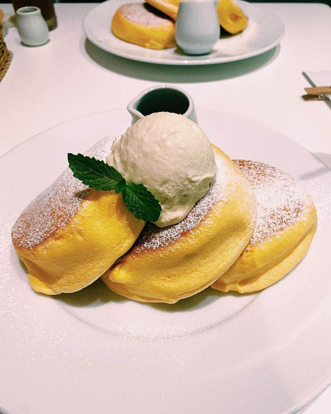 加藤玲奈のインスタグラム：「幸せのパンケーキ🥞 コンサートで幸せを感じたから 前に食べたんだけど今載せてみる☺️笑 幸せをお裾分け✨」