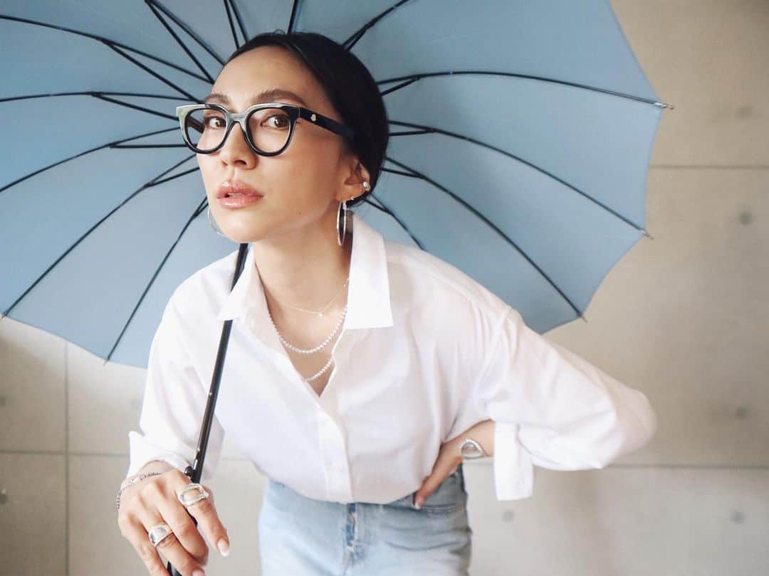 二宮こずえさんのインスタグラム写真 - (二宮こずえInstagram)「. もうすぐくるよー くるよーくるよーーー梅雨 雨の日が続いたって オシャレして楽しもうじゃないか 雨の日だからこそ 気分アゲていこうじゃないか！！ そんな雨の日コーデは YouTubeからどぅーぞーーー✈︎  #二宮こずえCozwayChannel #YouTube #LOOKBOOK」5月24日 20時43分 - cozue_n