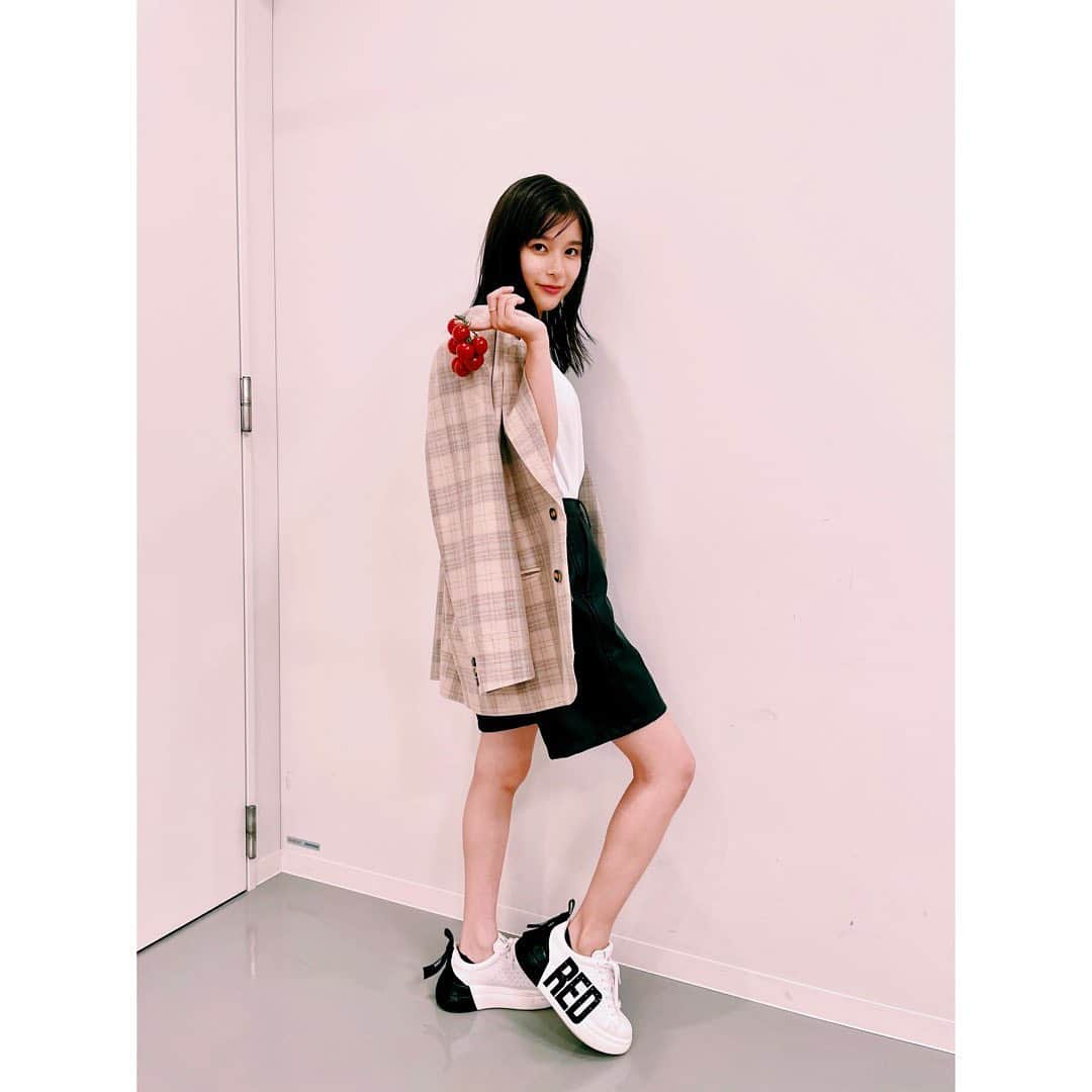 芳根京子さんのインスタグラム写真 - (芳根京子Instagram)「珍しく、私服です。  ポイントは、赤い、赤い、、 なんだこれ、赤いアクセサリー？ 、、、トマトじゃん。  たくさんのトマトを頂きました🍅 嬉しい。好物。 ありがとうございます🍅  嬉しさのあまり、 馴染ませて撮ってみました。  #Arc #今日は取材日 #バラエティもお邪魔しました #お楽しみに」5月24日 21時02分 - yoshinekyoko