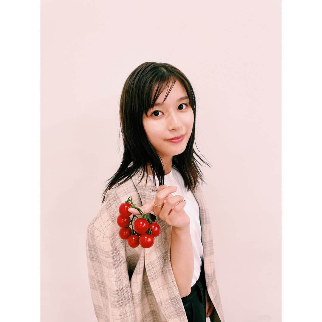 芳根京子さんのインスタグラム写真 - (芳根京子Instagram)「珍しく、私服です。  ポイントは、赤い、赤い、、 なんだこれ、赤いアクセサリー？ 、、、トマトじゃん。  たくさんのトマトを頂きました🍅 嬉しい。好物。 ありがとうございます🍅  嬉しさのあまり、 馴染ませて撮ってみました。  #Arc #今日は取材日 #バラエティもお邪魔しました #お楽しみに」5月24日 21時02分 - yoshinekyoko