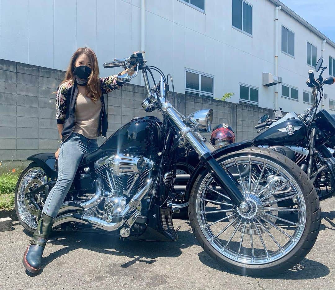 渡瀬茜のインスタグラム：「6月車検だー！！ 今回いくらかかるかなー？😵  車検出す前にツーリング行きたい🏍 この写真のバイクはハーレー仲間のバイクやけど😆 私の周りみんなカッコいいハーレー乗っとる☺️ 跨らせてもらったのもインスタ載せてこ😉  #ハーレー#ハーレーダビッドソン #バイク女子#ハーレー女子#車検#ツーリングいきたい#友達のバイクですよ #ハーレー大好き」