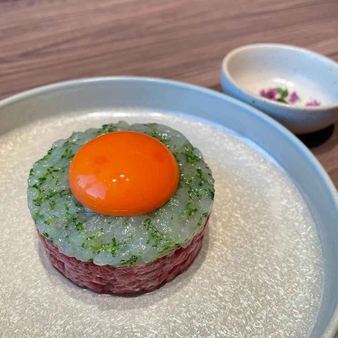 ききまるさんのインスタグラム写真 - (ききまるInstagram)「6月1日オープン㊗️ . 新しく新宿にオープンする焼肉うしごろ新宿三丁目店にご招待いただき、一足お先にお邪魔しました🥳 . @ushigoro_yakiniku  . 内装もとても綺麗で新宿駅東口からすぐだよ☀️高層ビルの上階にあるから眺めも良き♪ .  国産A5黒毛和牛のみを使用した贅沢なお肉料理、、、たまらん！！🥩 . ○ 富山産白海老の和牛ユッケ ○ エスニック和牛タルタルパニプリ添え ○ 牛ヒレとフォアグラのロッシーニロール ○ 厳選和牛のスライダーバーガー　トリュフチーズソース ○ 和牛トリュフ焼きそば(動画参照) . . オープン楽しみだなぁ🥳🥳  みんなも！是非行ってみてください😙 . .  【焼肉 うしごろ 新宿三丁目店 】 📍東京都新宿区新宿3-17-10 HULIC & New SHINJUKU 12階（〒160-0022） . .  . . #焼肉　#肉女子　#肉スタグラム  #うしごろバンビーナ #焼肉うしごろ新宿三丁目店　#うしごろ　#ききグルメ」5月24日 21時24分 - kikigram_97