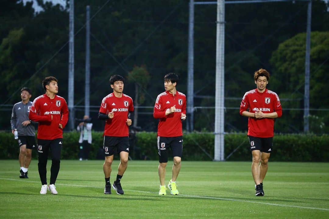 遠藤航のインスタグラム：「. 😉🇯🇵🔥 . #japan #nationalteam #🇯🇵 #jfa  #football #⚽ #wataruendo  #日本代表　#サムライブルー  #サッカー　#遠藤航」