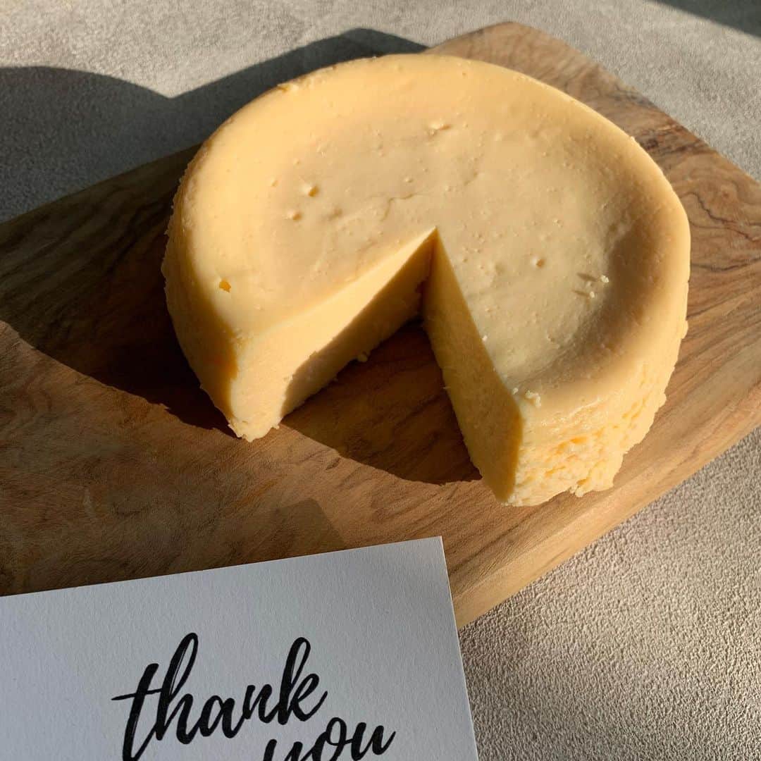 のインスタグラム：「注文してた お姉ちゃんのチーズケーキ🧀！ @33.cheesecake  届くのをとっても楽しみにしてたんだ♡ . 開発の経緯とか こだわりの食材、大変な作り方を ずっと聞いてて 食べた瞬間、 、、あぁ。そうだろうなって。  想いや愛がたっぷり詰まってて 心が幸せになる。 そんなチーズケーキです🧀 . 気になった方は是非、 インスタ見てみてね♡ みんなのお家時間を幸せにしてくれますように♡」