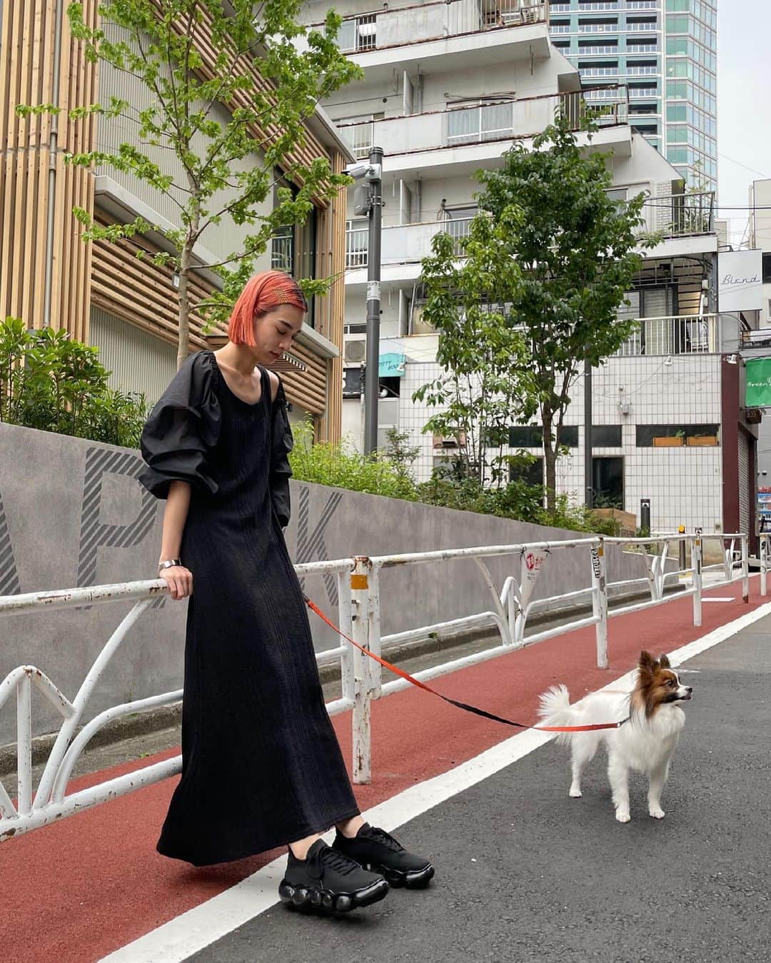 Yukano Nojiriのインスタグラム：「久しぶりのオールブラックの私服😎 夏に向けて楽ちんなワンピース欲しくて、丈も長めで良い感じだった〜✌🏻 #seahmaisonatelier #シアメゾンアトリエ」