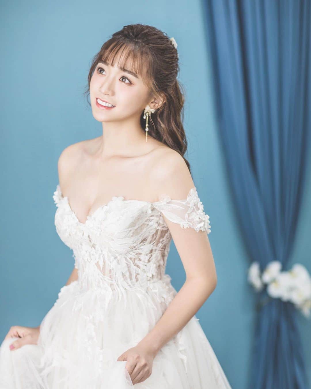 陳語謙さんのインスタグラム写真 - (陳語謙Instagram)「我～願～意～ 哈哈哈沒有拉( › ·̮ ‹ ) 只是想把美好的時刻永遠保留下來 今年25歲⋯（也到適婚年齡了） 在#韓國藝匠  為自己穿了第一次婚紗 想像美麗的小公主👑 滿滿幸福感全都存進照片裡了 款式多，超美的 gracekelly 婚紗👰🏻‍♀️ 公司團隊都很親切細心和專業 為我挑選適合我的禮服 整個過程都非常滿意 成品更是讓我驚艷不已 夢幻的一天💭  感謝每一位幕後夥伴( ´͈ ᵕ `͈ )💗 未來結婚婚紗‘‘韓國藝匠’’會是我的首選 （人生重要的選擇交給專業） 你們期待下一套嗎ॽ͙還有兩套呢慢慢分享ꔛ #語謙婚紗 #婚紗攝影 #ArtizStudio  @artizstudio.tw @gracekelly.tw @staryen1202」5月24日 21時55分 - cyc.85