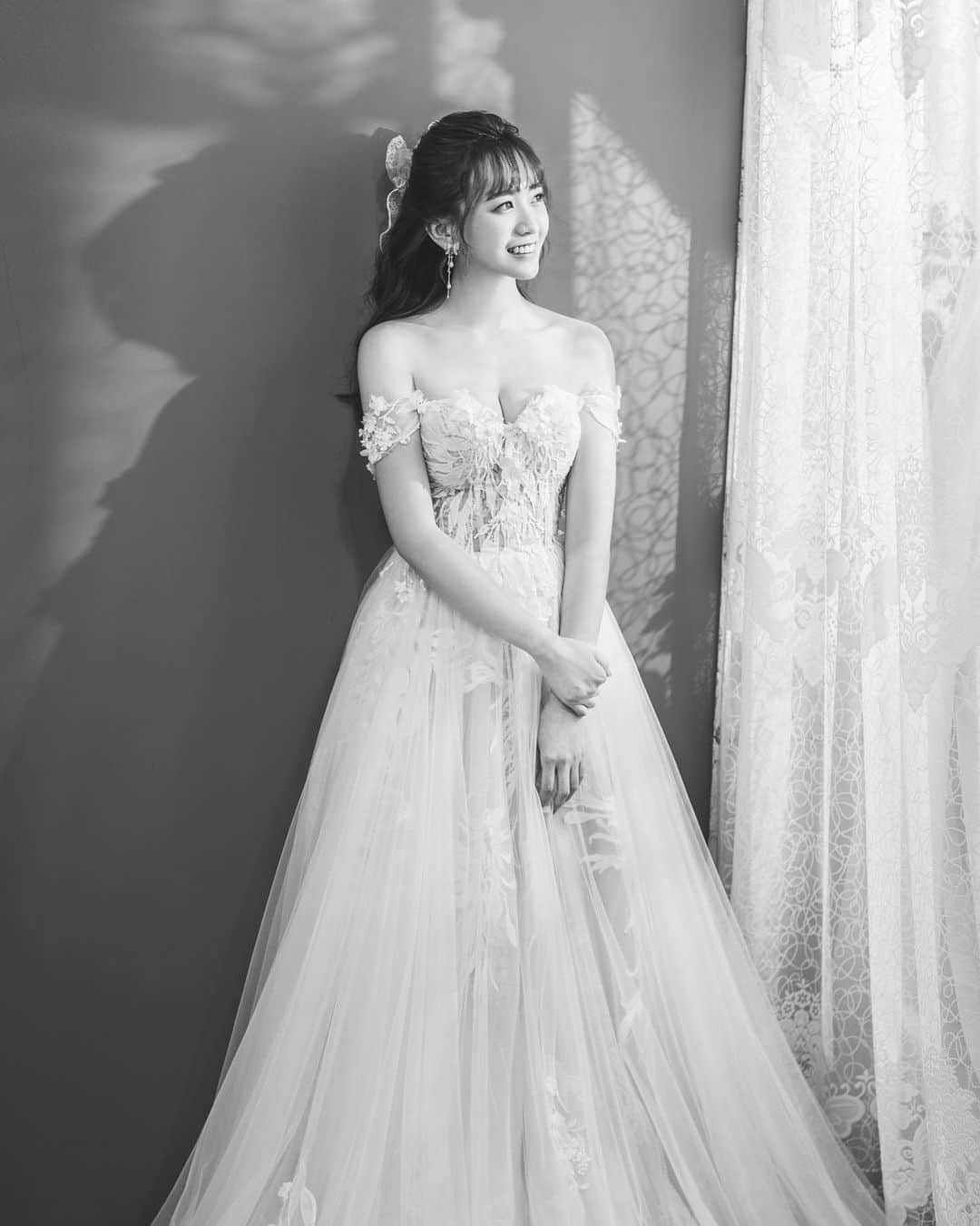 陳語謙さんのインスタグラム写真 - (陳語謙Instagram)「我～願～意～ 哈哈哈沒有拉( › ·̮ ‹ ) 只是想把美好的時刻永遠保留下來 今年25歲⋯（也到適婚年齡了） 在#韓國藝匠  為自己穿了第一次婚紗 想像美麗的小公主👑 滿滿幸福感全都存進照片裡了 款式多，超美的 gracekelly 婚紗👰🏻‍♀️ 公司團隊都很親切細心和專業 為我挑選適合我的禮服 整個過程都非常滿意 成品更是讓我驚艷不已 夢幻的一天💭  感謝每一位幕後夥伴( ´͈ ᵕ `͈ )💗 未來結婚婚紗‘‘韓國藝匠’’會是我的首選 （人生重要的選擇交給專業） 你們期待下一套嗎ॽ͙還有兩套呢慢慢分享ꔛ #語謙婚紗 #婚紗攝影 #ArtizStudio  @artizstudio.tw @gracekelly.tw @staryen1202」5月24日 21時55分 - cyc.85