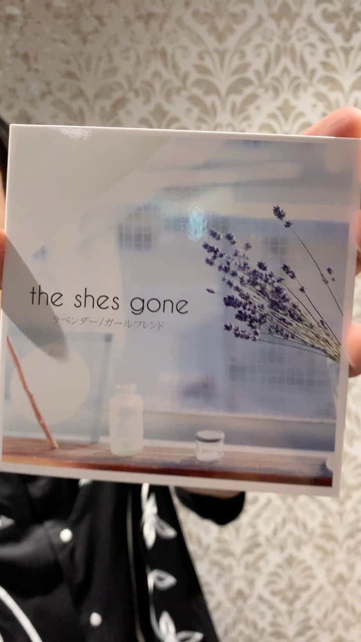 the shes goneのインスタグラム：「【発売まであと2日‼️】  いよいよ明後日「ラベンダー / ガールフレンド」発売💿  現物も届きました！！ 発売を前にメンバーからのコメントも公開🎥  ↓CDは、こちらから購入出来ます‼️ http://theshesgone0425.stores.jp」