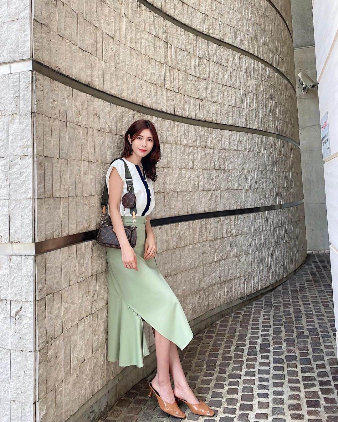 Yuika Matsuさんのインスタグラム写真 - (Yuika MatsuInstagram)「#outfit  　 昨日の全身ver. 　 このブラウスにはこのマーメイドスカートを 合わせたかったの💚 昨日、ヴィンチェンツォカサノを 見終わってしまって😖面白すぎた！！ 　 次、何見たらいいんやろ〜！ 韓ドラって1つの作品を見終わると しばらくその作品引きづる🥺笑 　 　 　 　 　 #tonal_official#tonal#tonalista#トーナル#ladymade#レディメイド#マーメイドスカート  #きれいめコーデ #きれいめカジュアル #ブラウス#multiバイカラーノースリブラウス  #ブラウスコーデ #大人コーデ#高身長コーデ#高身長女子」5月24日 21時56分 - yuika00802