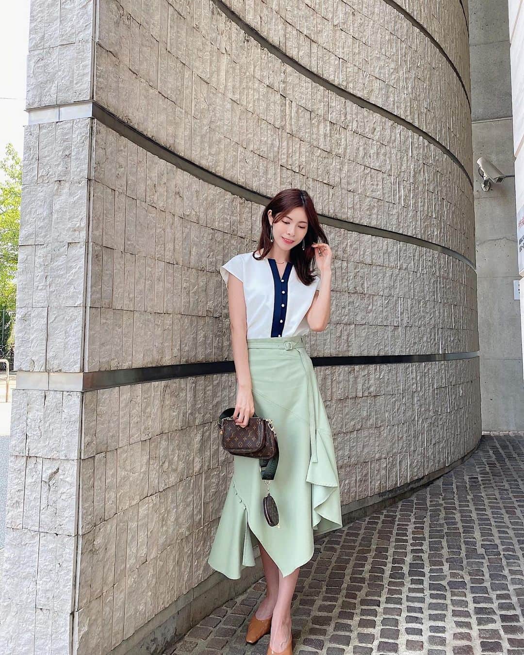 Yuika Matsuさんのインスタグラム写真 - (Yuika MatsuInstagram)「#outfit  　 昨日の全身ver. 　 このブラウスにはこのマーメイドスカートを 合わせたかったの💚 昨日、ヴィンチェンツォカサノを 見終わってしまって😖面白すぎた！！ 　 次、何見たらいいんやろ〜！ 韓ドラって1つの作品を見終わると しばらくその作品引きづる🥺笑 　 　 　 　 　 #tonal_official#tonal#tonalista#トーナル#ladymade#レディメイド#マーメイドスカート  #きれいめコーデ #きれいめカジュアル #ブラウス#multiバイカラーノースリブラウス  #ブラウスコーデ #大人コーデ#高身長コーデ#高身長女子」5月24日 21時56分 - yuika00802