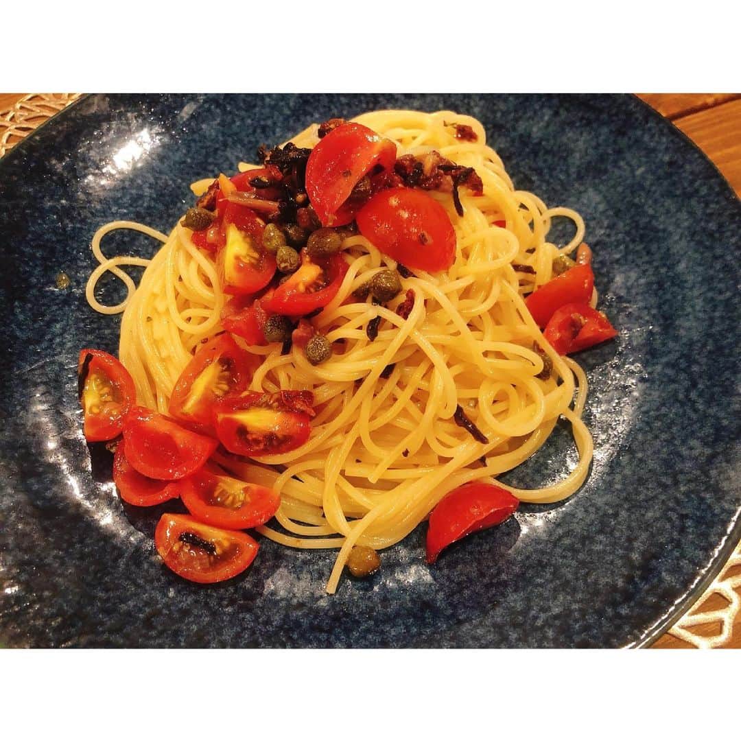 林美沙希さんのインスタグラム写真 - (林美沙希Instagram)「. 最近はまっている アンチョビとケッパーのパスタ。 ドライトマトに新鮮なトマトも加えてみました☺︎  とは言え、まだ味覚は戻りきっていないのです。悲しい。  #冷製パスタ#トマト#アンチョビ#ケッパー#トマト#盛り付け雑です#みさきっちん」5月24日 21時57分 - misaki0hayashi