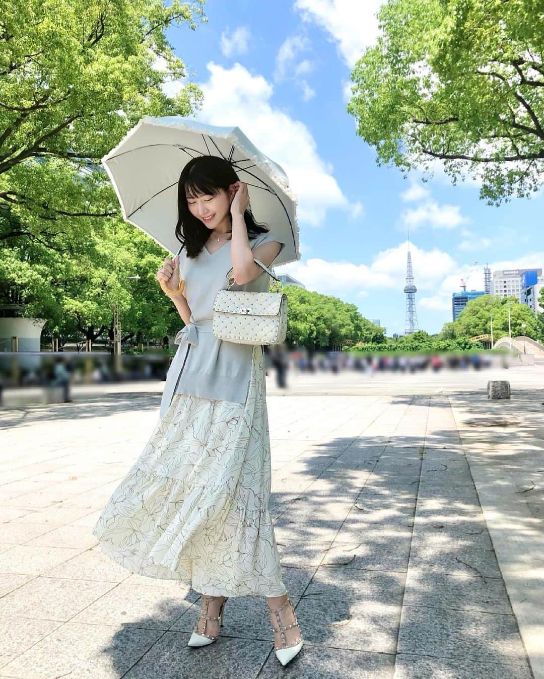 Manaさんのインスタグラム写真 - (ManaInstagram)「💐🐶🐾 𝑮𝒓𝒆𝒆𝒏𝒆𝒓𝒚 𝑫𝒂𝒚🌿 こんばんは♪ . 梅雨なのでお天気に合わせて 晴雨兼用の日傘を出しました😊⛱ . . お洋服は @mercuryduo_com . パステルミントのトップスと 花柄のスカートの上下セットアップです💚 . 小物は白で統一して爽やかなコーデにしました✨✨ . . . 明日は全国的に夏日みたいなので 感染対策に加えて、紫外線や熱中症の対策もしっかりとしていきましょう🥸！ . . . Tops/Skirt：#mercuryduo #マーキュリーデュオ Bag/Sandal：#valentino . . . . . #夏日 #梅雨の晴れ間 #紫外線対策 #晴れの日 #日傘 #uvケア #青い空 #みどりのある暮らし #グリーンコーデ #ホワイトコーデ #緑コーデ #自然に感謝 #自然が好き #自然の美しさ #緑のある暮らし #新緑の季節 #新緑 #森林浴 #中部電力miraitower #大人可愛いコーデ #上品コーデ #greenery #greenday #naturelovers #sunnyday」5月24日 21時58分 - mana.tcy
