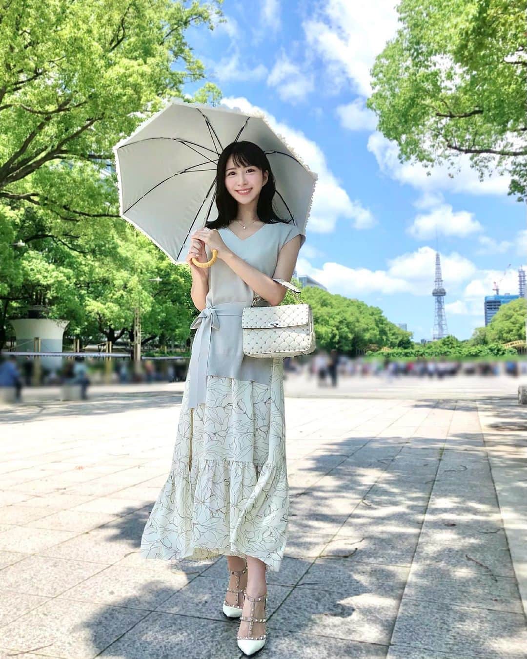 Manaさんのインスタグラム写真 - (ManaInstagram)「💐🐶🐾 𝑮𝒓𝒆𝒆𝒏𝒆𝒓𝒚 𝑫𝒂𝒚🌿 こんばんは♪ . 梅雨なのでお天気に合わせて 晴雨兼用の日傘を出しました😊⛱ . . お洋服は @mercuryduo_com . パステルミントのトップスと 花柄のスカートの上下セットアップです💚 . 小物は白で統一して爽やかなコーデにしました✨✨ . . . 明日は全国的に夏日みたいなので 感染対策に加えて、紫外線や熱中症の対策もしっかりとしていきましょう🥸！ . . . Tops/Skirt：#mercuryduo #マーキュリーデュオ Bag/Sandal：#valentino . . . . . #夏日 #梅雨の晴れ間 #紫外線対策 #晴れの日 #日傘 #uvケア #青い空 #みどりのある暮らし #グリーンコーデ #ホワイトコーデ #緑コーデ #自然に感謝 #自然が好き #自然の美しさ #緑のある暮らし #新緑の季節 #新緑 #森林浴 #中部電力miraitower #大人可愛いコーデ #上品コーデ #greenery #greenday #naturelovers #sunnyday」5月24日 21時58分 - mana.tcy