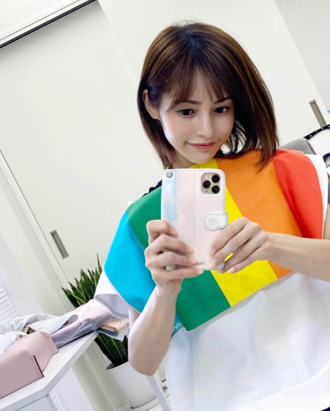 椿そらのインスタグラム：「パーソナル診断してきました✨💞 . @rina.ogawa1978  先生に 今回は、見ていただいて✨ . まさかの！😭✨ 1st ビビッドスプリング💞✨ でした✨✨ . 2nd ビビッド　ウィンター❄️✨ . どちらもに共通するのは くすみのないはっきりな色✨ . ドレスでもやはり、はっきりした 色を選んでいたので✨そこは 合っていたようです꒰๑ ´∇`๑꒱۶♡ . 丁寧に判断してくださり、 アクセサリーから、帽子、 そして、骨格診断まで👀✨✨ . ここまで詳しくしてくださるのか？ ってぐらい内容満点でした💯✨ . LINE追加すると、 わたしに合った、洋服のスタイル、 メイク、全て送られてくる😭❤️ . 参考にさせていただいて アイシャドウも挑戦半年ぶりにしたら とっても似合うの見つかりました💞 . @rina.ogawa1978  先生ありがとうございました💞  #パーソナルカラー診断 #ビビッドウィンター #ビビッドスプリング  #パーソナルカラー #椿そら  #パーソナルカラー診断東京 #16タイプパーソナルカラー診断東京 #イメージコンサルタント小川里奈 #骨格診断 #イメージコンサルタント #イメージコンサルタント新宿 #イメージコンサルタント東京 #アールドレッサー」