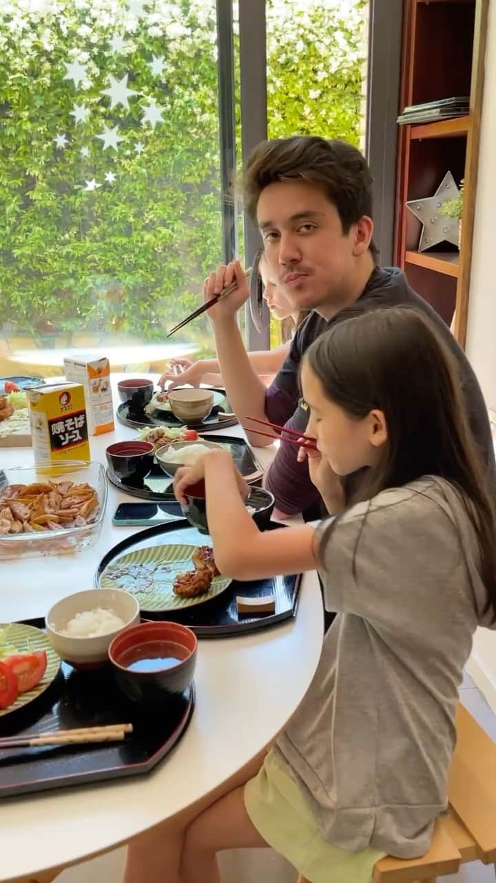 のインスタグラム：「久しぶりにじゅんが来てみんなでトンカツランチ〜  #りありこチャンネル」