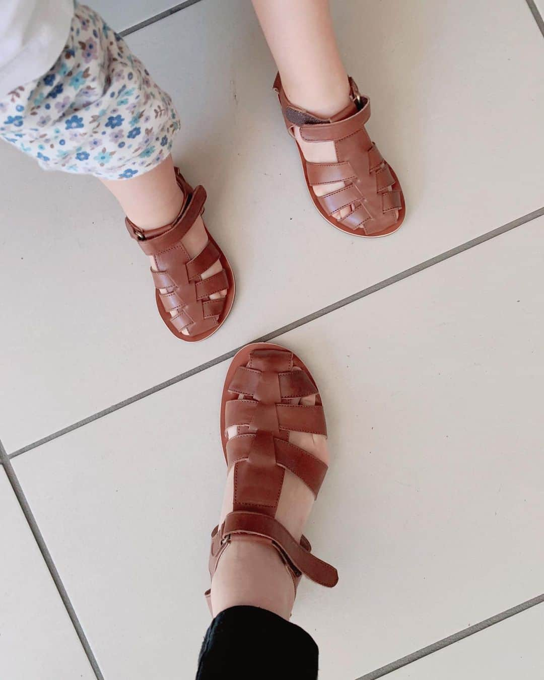 Remiさんのインスタグラム写真 - (RemiInstagram)「matching sandals handmade in Italy🇮🇹 この夏はナチュラルカラーのサンダルが欲しくて、 @stellina.shop のEurekaサンダルを親子でget🤎  イタリアの革職人が一つ一つ手作業で作ったサンダルは感動の履き心地✨  私は足の甲が幅広でこれまでこのタイプのサンダルは靴擦れをすることがあったけど、これは柔らかい生地がフィットして優しく包まれている感覚🤲🏼  子供達も気に入ってリンクコーデを楽しんでいます☺️  足元のお揃いはすぐ目に入るし、並ぶと可愛さ倍増🤍  着脱も簡単で、ナチュラルカラーでどんな服にも合わせやすそうなのでこの夏活躍間違い無し🌿  @stellina.shop バイヤーの美佳ちゃん一押しのサンダル、重宝させていただきます🤎  @eurekatheoriginal  Sandals Ascot rubber sole  size : 🧑🏻37/👦🏻25/👧🏻23  #お揃いサンダル #親子リンク #サンダルコーデ #イタリア製 #ハンドメイド #stellina #conceptstore #Eureka」5月24日 22時10分 - remi_912