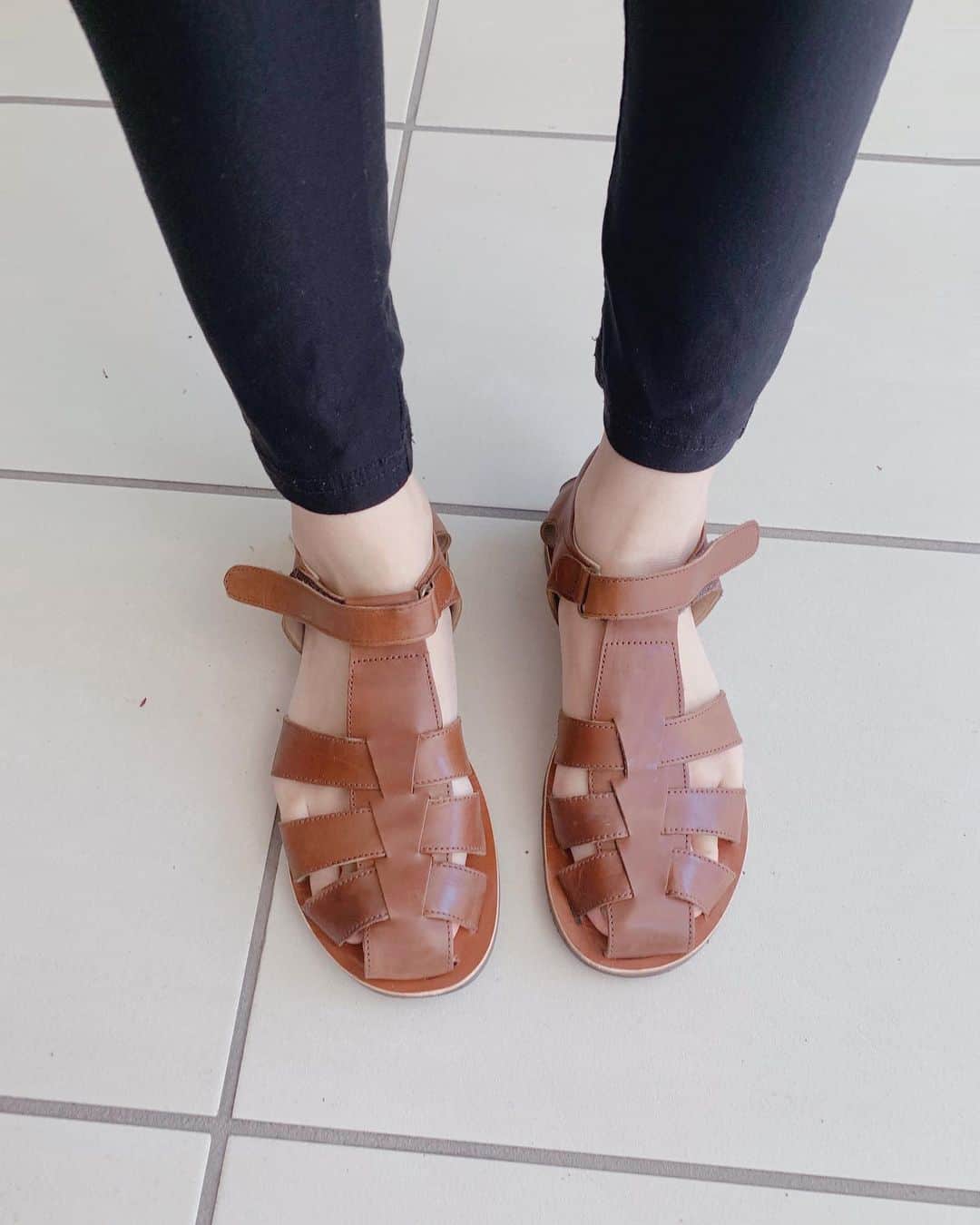 Remiさんのインスタグラム写真 - (RemiInstagram)「matching sandals handmade in Italy🇮🇹 この夏はナチュラルカラーのサンダルが欲しくて、 @stellina.shop のEurekaサンダルを親子でget🤎  イタリアの革職人が一つ一つ手作業で作ったサンダルは感動の履き心地✨  私は足の甲が幅広でこれまでこのタイプのサンダルは靴擦れをすることがあったけど、これは柔らかい生地がフィットして優しく包まれている感覚🤲🏼  子供達も気に入ってリンクコーデを楽しんでいます☺️  足元のお揃いはすぐ目に入るし、並ぶと可愛さ倍増🤍  着脱も簡単で、ナチュラルカラーでどんな服にも合わせやすそうなのでこの夏活躍間違い無し🌿  @stellina.shop バイヤーの美佳ちゃん一押しのサンダル、重宝させていただきます🤎  @eurekatheoriginal  Sandals Ascot rubber sole  size : 🧑🏻37/👦🏻25/👧🏻23  #お揃いサンダル #親子リンク #サンダルコーデ #イタリア製 #ハンドメイド #stellina #conceptstore #Eureka」5月24日 22時10分 - remi_912