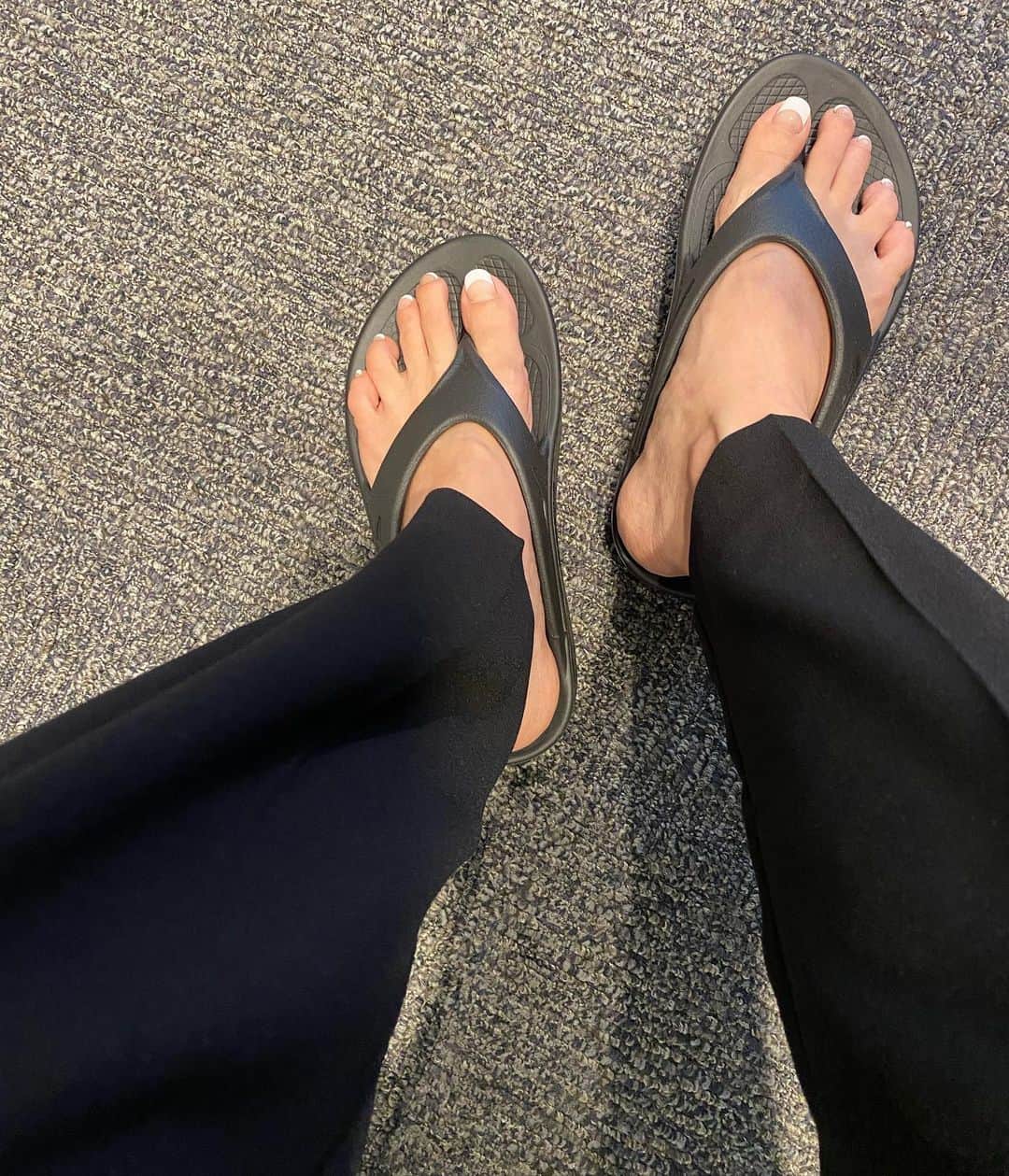 金子綾さんのインスタグラム写真 - (金子綾Instagram)「あの大人気のサンダルは(私の足じゃ)絶対に足が痛くなるとふんで、、 わたしゃ、このラクすぎるサンダルをオシャレに履いてみせる。 と誓ってる🤓」5月24日 22時11分 - ayaaa0707