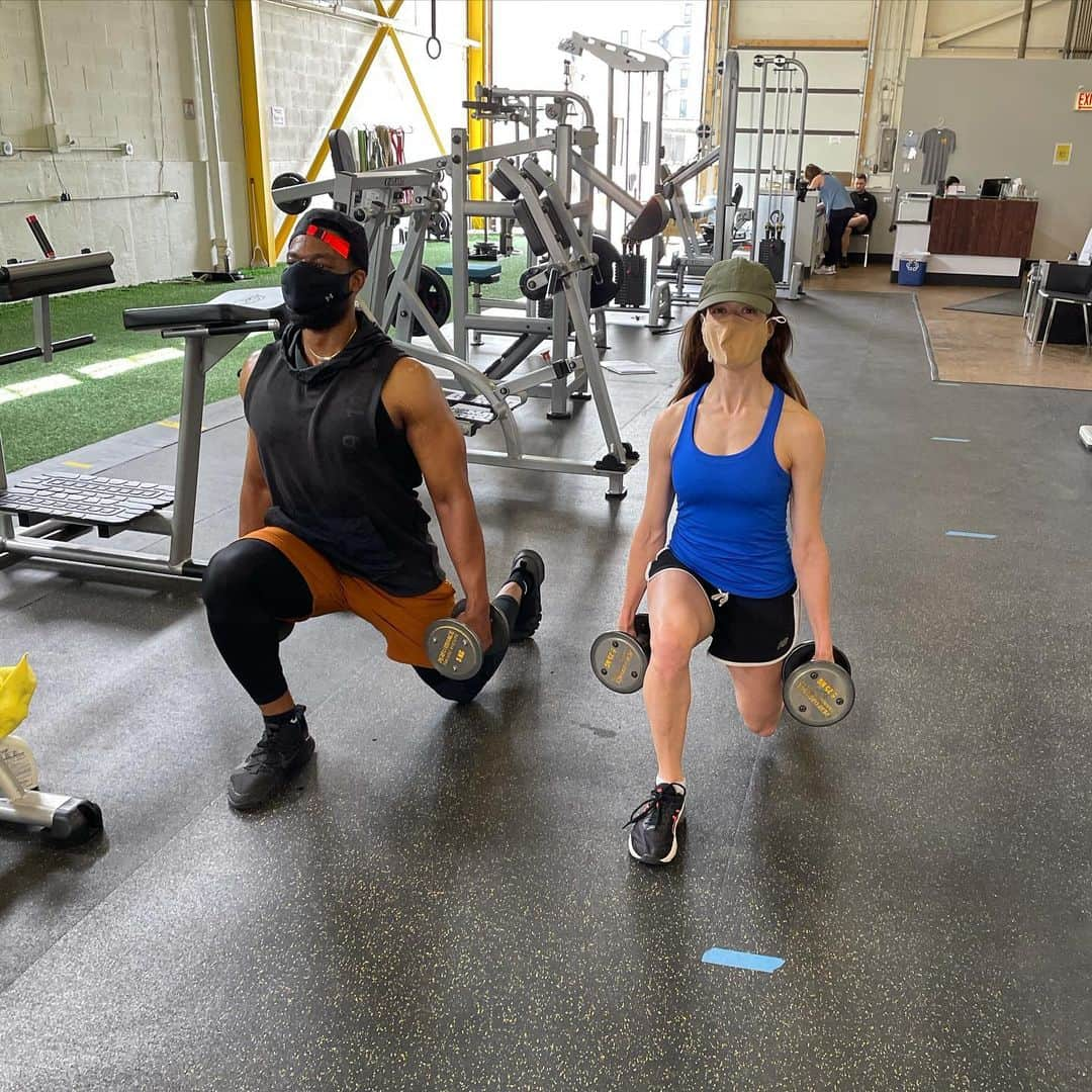 マリーナ・スコーシアーティのインスタグラム：「We see you coming, summer. ☀️ 👀 We're not scared. #flexingforthegram #laroycehawkins #friendswhoworkouttogether #performancetrainingsystems  #mar&ro @ptschicago」