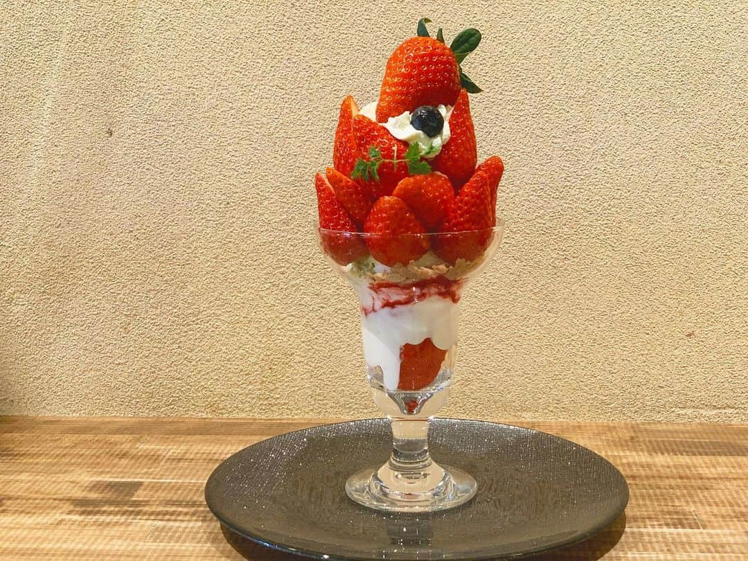 安藤咲良さんのインスタグラム写真 - (安藤咲良Instagram)「. 投稿してなかった 食シリーズです🍓😂笑 真っ赤に熟したイチゴが美味しかったパフェ🍨 . #いちごパフェ #いちご #パフェ #一人カフェ」5月24日 22時13分 - sakura.ando