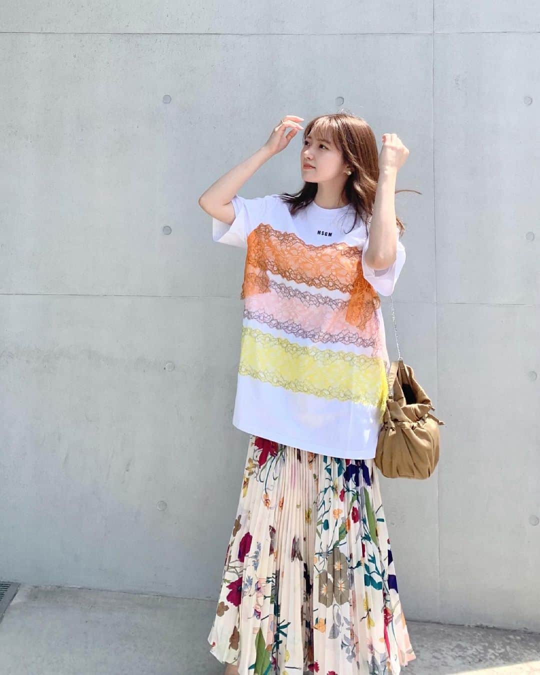 大野愛友佳のインスタグラム：「メンズライクなカラーものにトキめく✨  ゆるくしたいときは ヘアもシルエットもとことんゆるく。  見えないけど、スニーカーはconverse。  こういうレディめスカートこそ、こうやって合わせたい気分🎨  Tshirt @msgm  skirt @chicwish  #ootd」