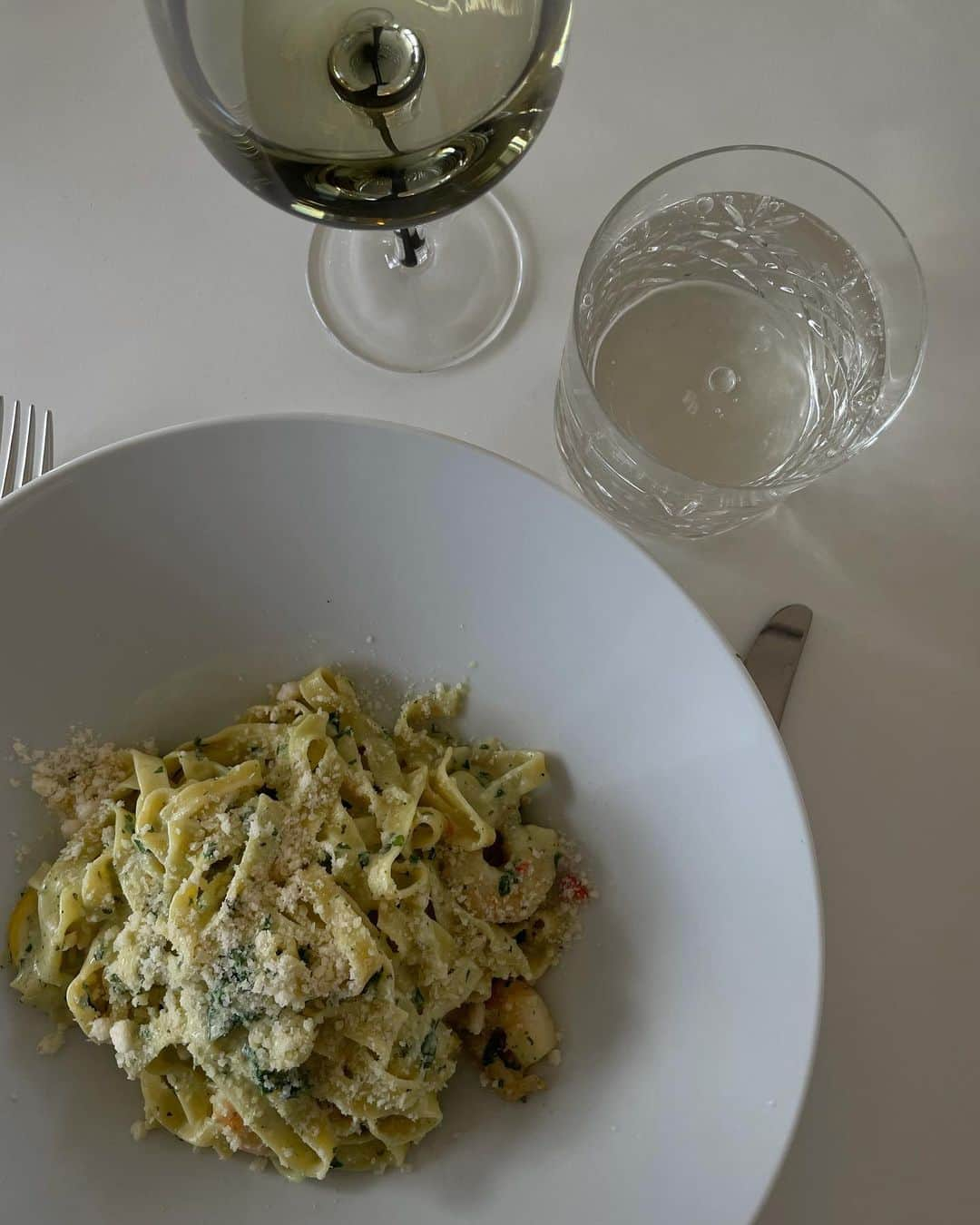 ペルニール・ブルームさんのインスタグラム写真 - (ペルニール・ブルームInstagram)「The only meal I managed to cook while being home, but wow what a pasta dish 🤤 with shrimps, garlic, lemon, parsley and chili 🌶」5月24日 22時46分 - pernilleblume