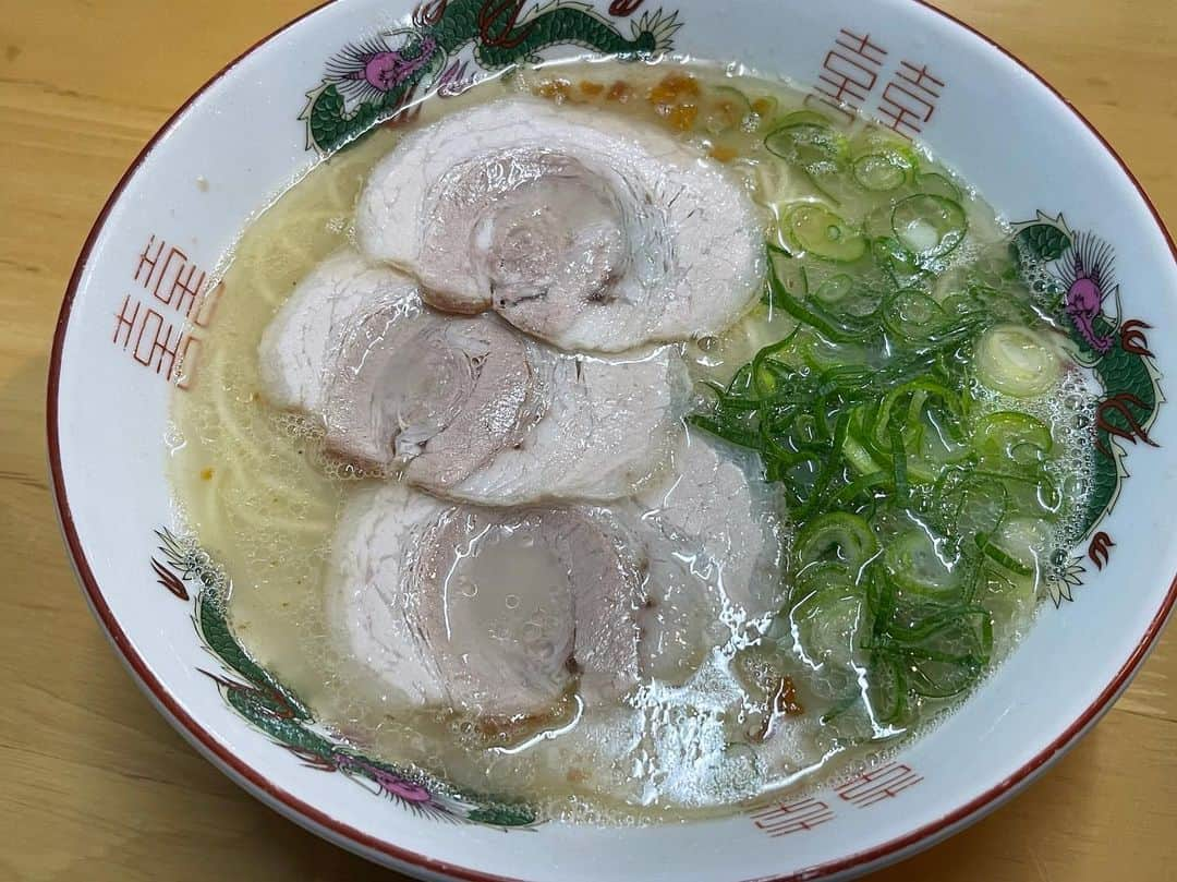 善し さんのインスタグラム写真 - (善し Instagram)「豚骨ラーメン  圧倒的に美味い佐賀ラーメン。  ダントツトンコツです。お豚さんの旨味凄いです。 コッテリしてません。サラッと。飲める。喉渇かないです。  佐賀ラーメンのルーツ久留米ラーメン。これも旨味強し。スープはサラッとしてます。  最高です。飲み干せます。  バリカタとか替え玉とかはまた別です。あれは東京にやって来た博多ラーメン。豚骨ラーメン＝博多ラーメンでは無いです。博多ラーメンは細麺コッテリ替え玉文化です。  佐賀、久留米はツルツルちょいやわ麺です。博多ラーメンよりも太いです。  最後写真無いですけど熊本ラーメンです。これまた最高。元気出ます。ニンニク焦がし油。  全てはBSフジ  COWCOWのまるまるラーメン最前線  見てください。笑笑　宣伝かい！！  今回豚骨です。本気です。  #bsフジ #COWCOW #まるまるラーメン最前線　#久留米ラーメン #佐賀ラーメン　#ラーメン官僚　#かずあっきぃ」5月24日 23時29分 - cowcow44