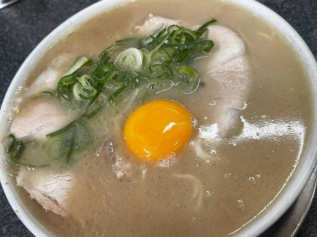 善し のインスタグラム：「豚骨ラーメン  圧倒的に美味い佐賀ラーメン。  ダントツトンコツです。お豚さんの旨味凄いです。 コッテリしてません。サラッと。飲める。喉渇かないです。  佐賀ラーメンのルーツ久留米ラーメン。これも旨味強し。スープはサラッとしてます。  最高です。飲み干せます。  バリカタとか替え玉とかはまた別です。あれは東京にやって来た博多ラーメン。豚骨ラーメン＝博多ラーメンでは無いです。博多ラーメンは細麺コッテリ替え玉文化です。  佐賀、久留米はツルツルちょいやわ麺です。博多ラーメンよりも太いです。  最後写真無いですけど熊本ラーメンです。これまた最高。元気出ます。ニンニク焦がし油。  全てはBSフジ  COWCOWのまるまるラーメン最前線  見てください。笑笑　宣伝かい！！  今回豚骨です。本気です。  #bsフジ #COWCOW #まるまるラーメン最前線　#久留米ラーメン #佐賀ラーメン　#ラーメン官僚　#かずあっきぃ」