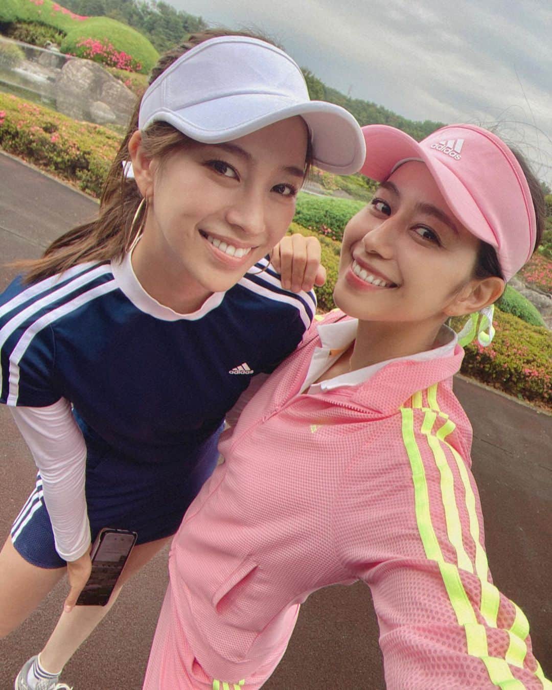 大見謝葉月のインスタグラム：「@adidasgolf のお揃いコーデ⛳️💗 今日のスーパーパットと 普通のショットをご覧下さい🥰😂  #ゴルフの記録 #東京よみうりカントリークラブ  #アディダスゴルフ #adidas #adidasgolf #パター  #ゴルフ女子 #ゴルフ #ゴルフコーデ #お揃いコーデ  #golf #instagolf #golfswing #golflife」
