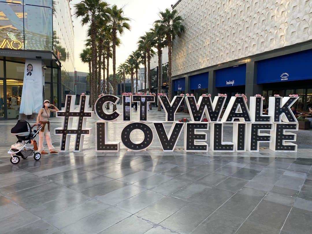 小泉里子のインスタグラム：「#citywalkdubai に行きました。 モールとは違い、外を歩きながらお買い物や食事が楽しめる感じのエリアです。 でも、なんか誰もいなく閑散としてて、なんて言っていいやら(笑) 暑いからでしょうか？ ここにあるアラブ料理屋さんに行ってみたくて、そして店内も誰もいなかったけど、味はとっても美味しかった。 なんで誰もいないんだろう？ やっぱ暑いからかな？(笑) #satokodubai」